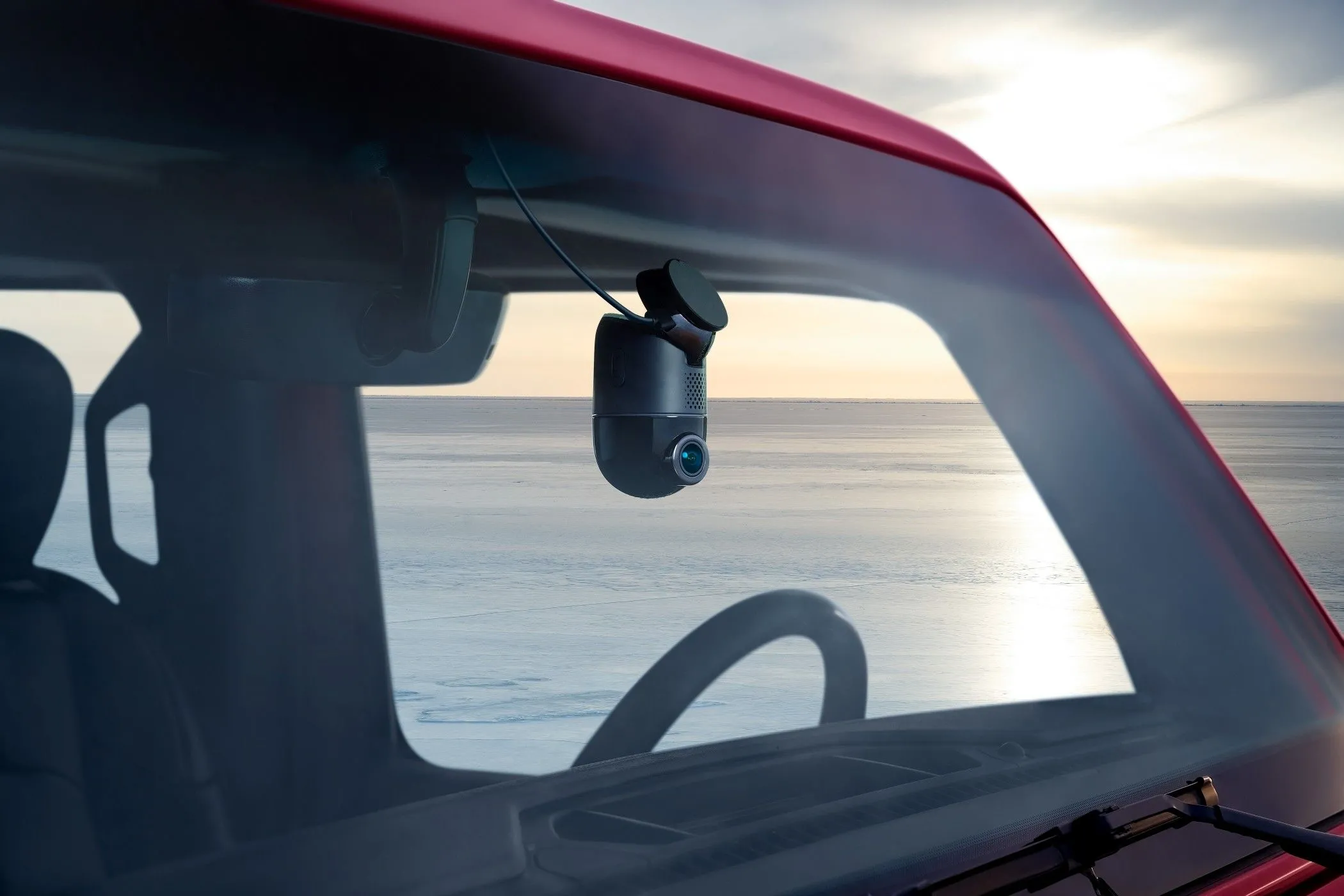 70mai Dash Cam 4K Omni được lắp đặt trên xe ô tô