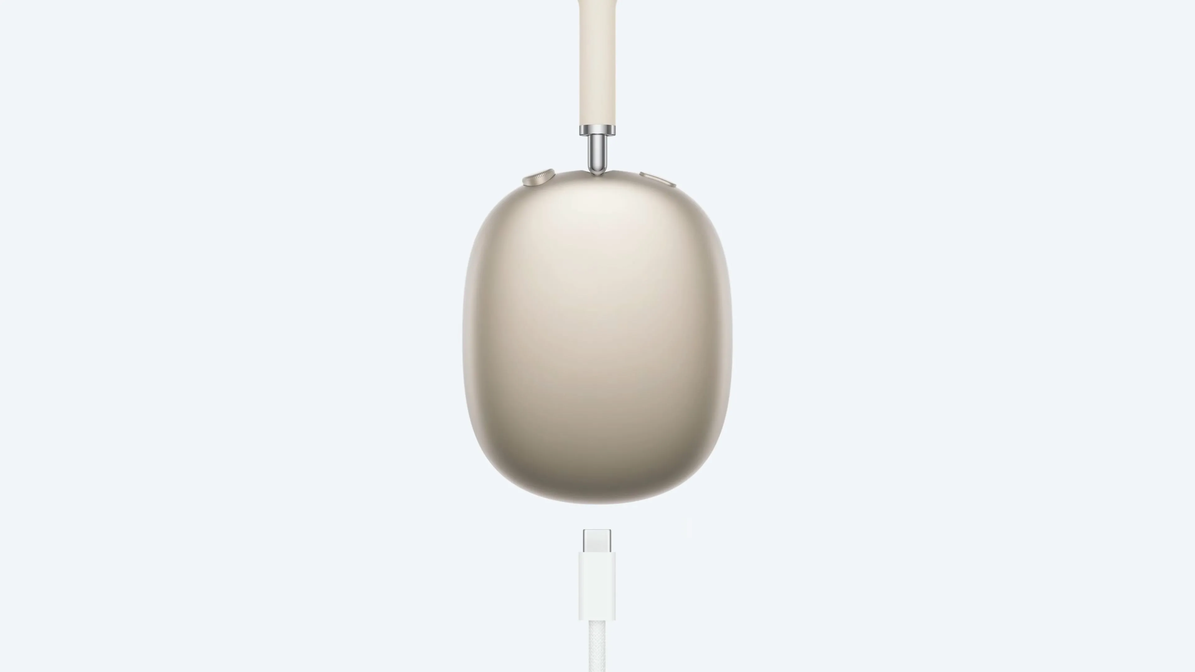 AirPods Max phiên bản màu Starlight đang được sạc qua cáp USB-C