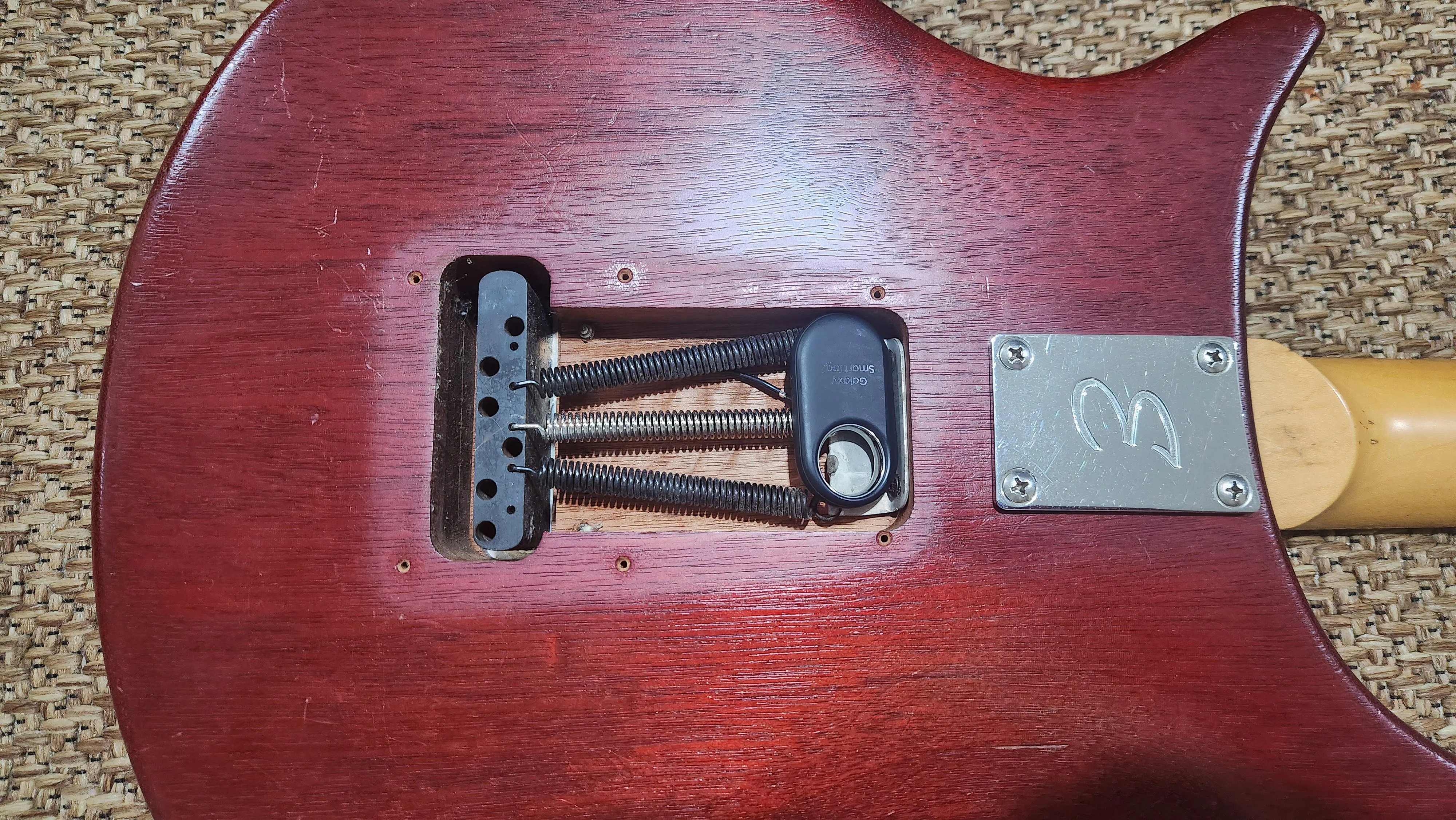 AirTag được giấu bên trong khoang đàn guitar, minh họa cách bảo vệ nhạc cụ đắt tiền
