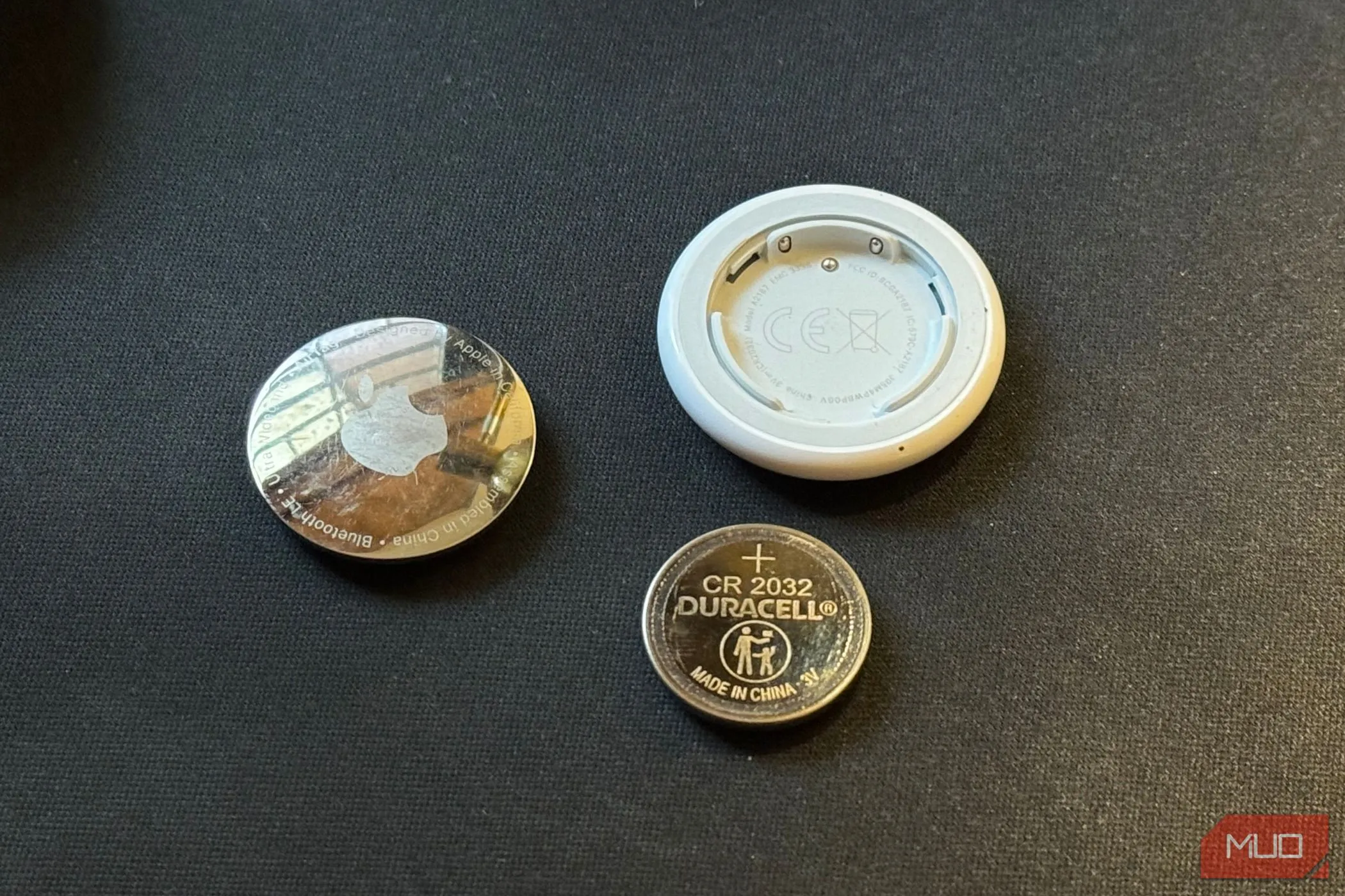 AirTag tháo rời và viên pin CR 2032, minh họa cách kiểm tra và thay pin AirTag