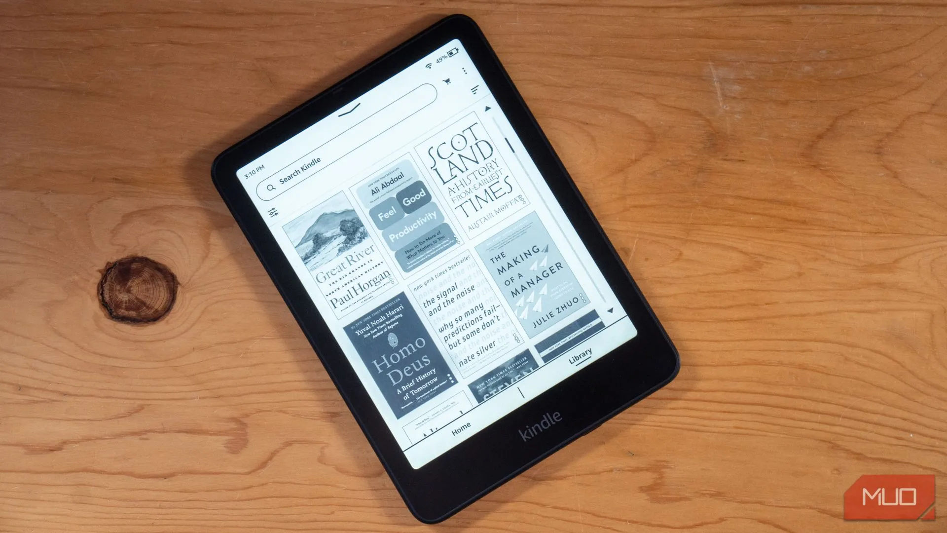 Amazon Kindle Paperwhite Signature Edition trên bàn làm việc