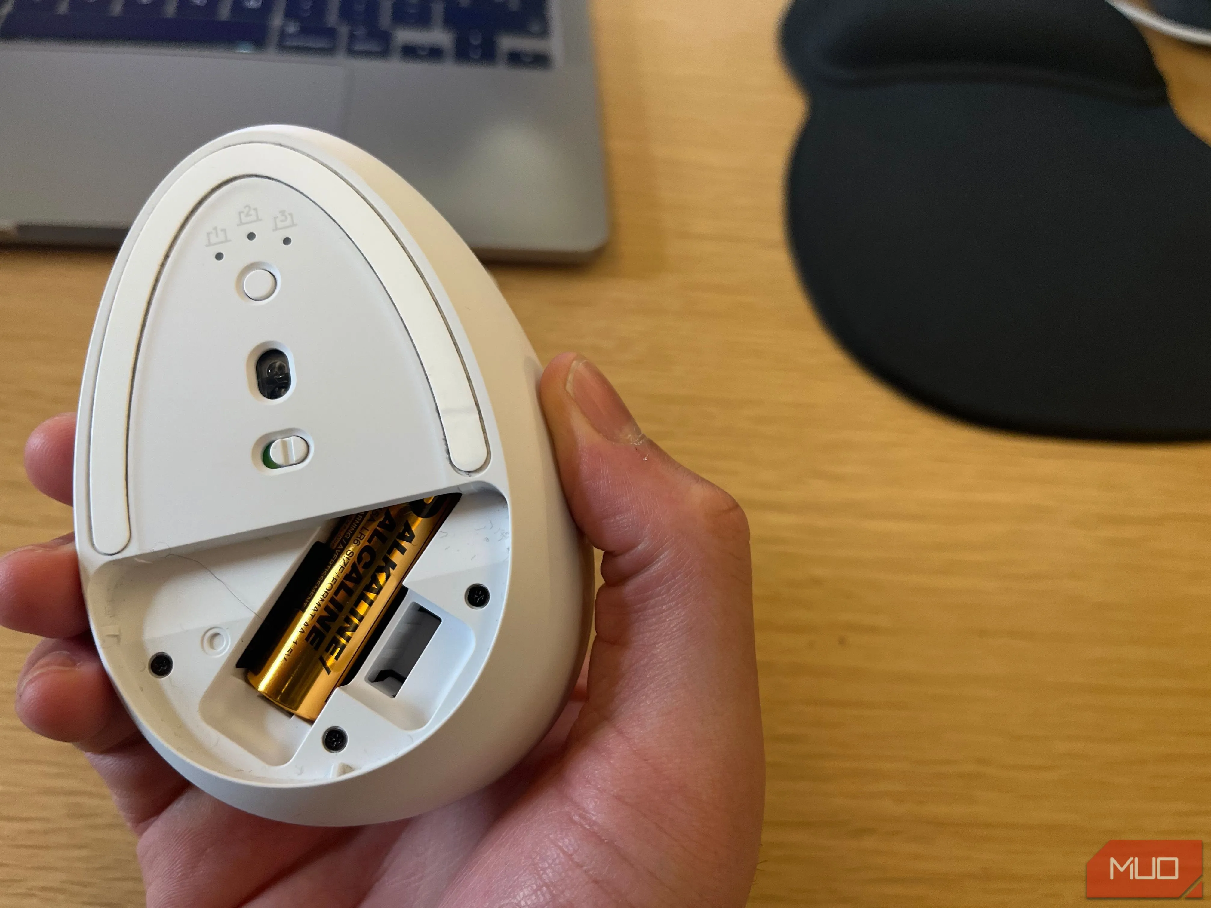 Ảnh cận cảnh pin có thể thay thế bên trong chuột không dây