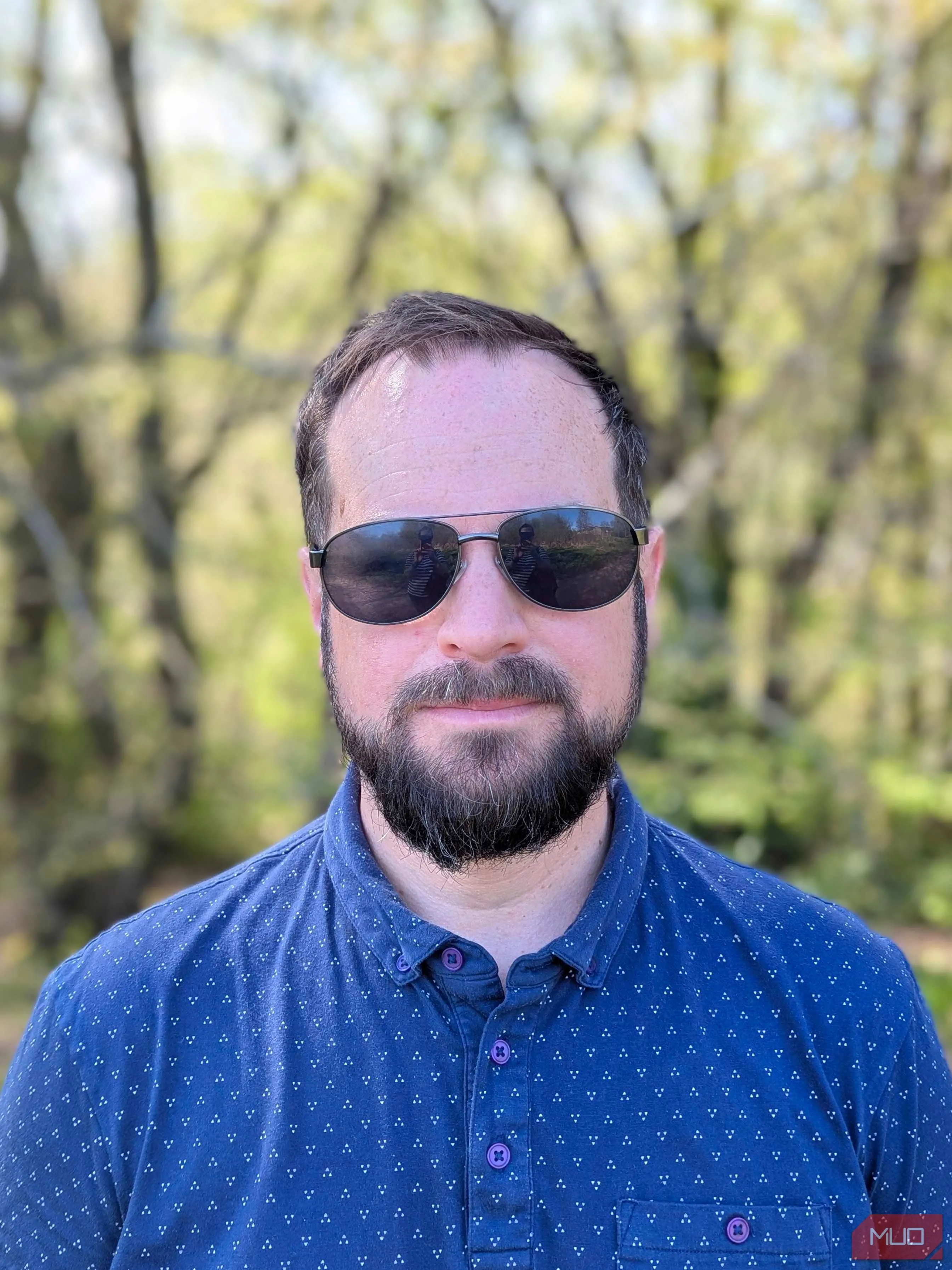 Ảnh chân dung điện thoại trong bóng râm dùng Portrait Mode