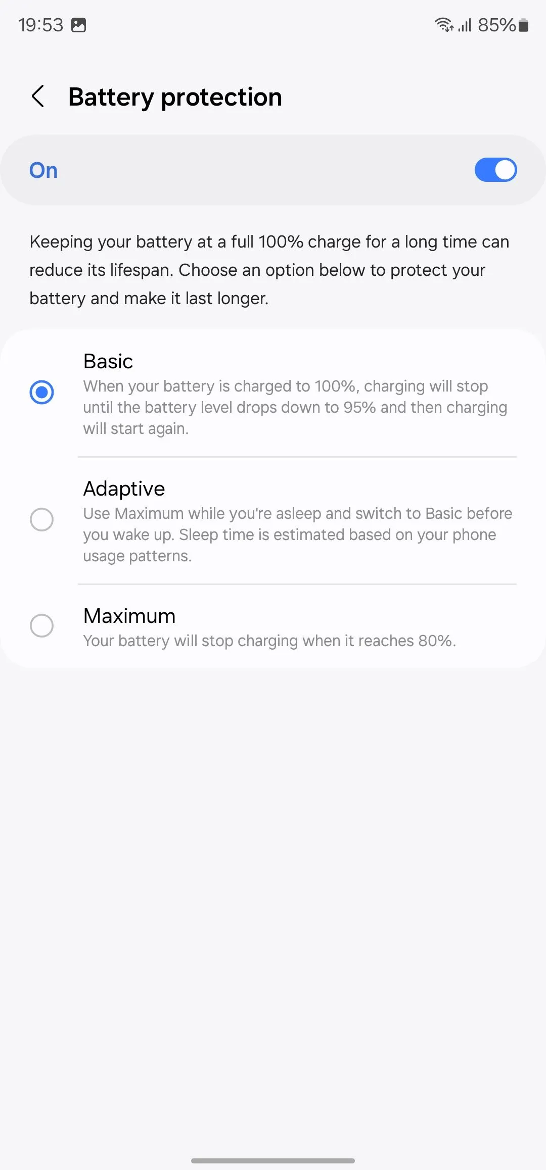 Ảnh chụp màn hình cài đặt &quot;Bảo vệ pin&quot; trên điện thoại Samsung Galaxy, với tùy chọn &quot;Bảo vệ pin thích ứng&quot; bật.
