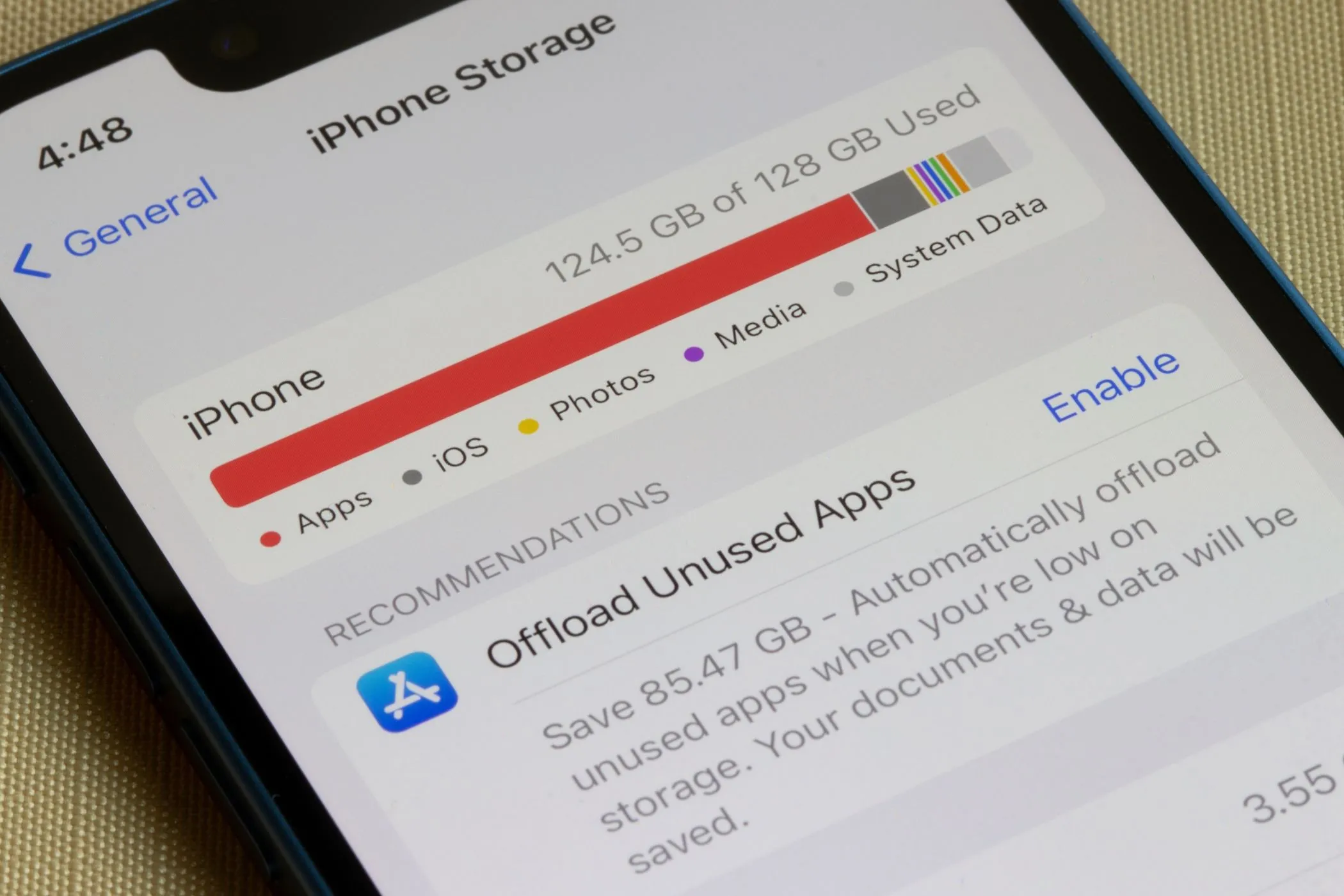 Ảnh chụp màn hình iPhone hiển thị menu cài đặt lưu trữ iOS