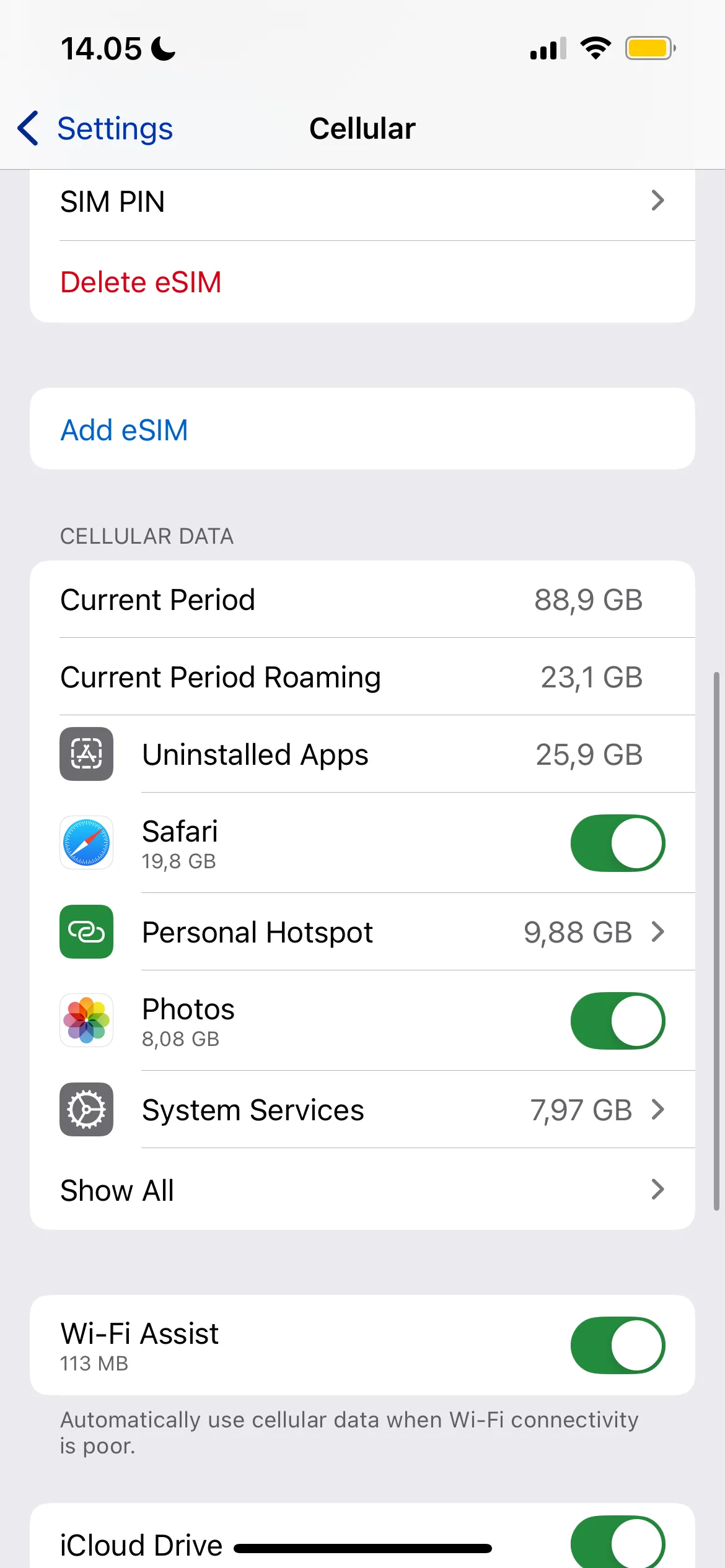 Ảnh chụp màn hình mục Cài đặt SIM PIN trong ứng dụng Cài đặt của iPhone, minh họa bước kích hoạt mã PIN để tăng cường bảo mật cho eSIM
