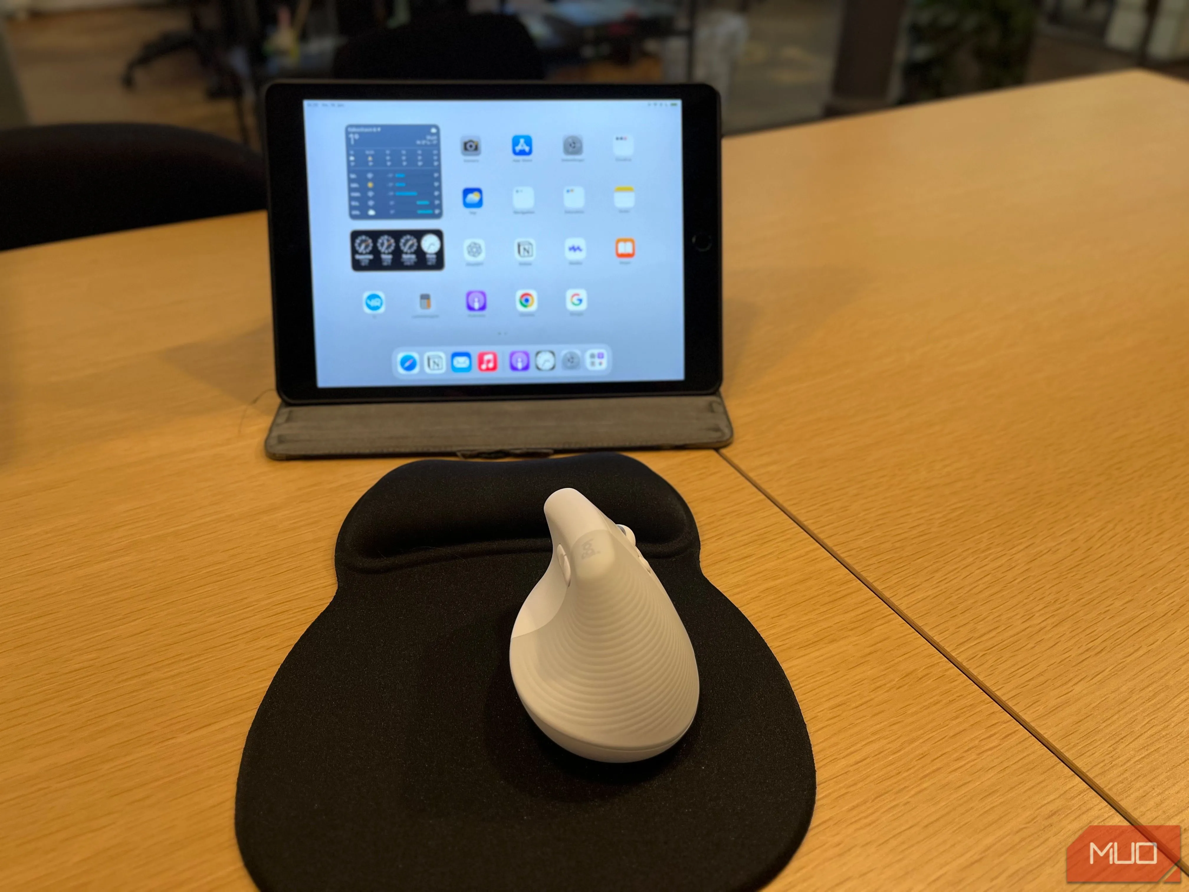 Ảnh iPad kết nối với chuột không dây, thể hiện tính đa năng