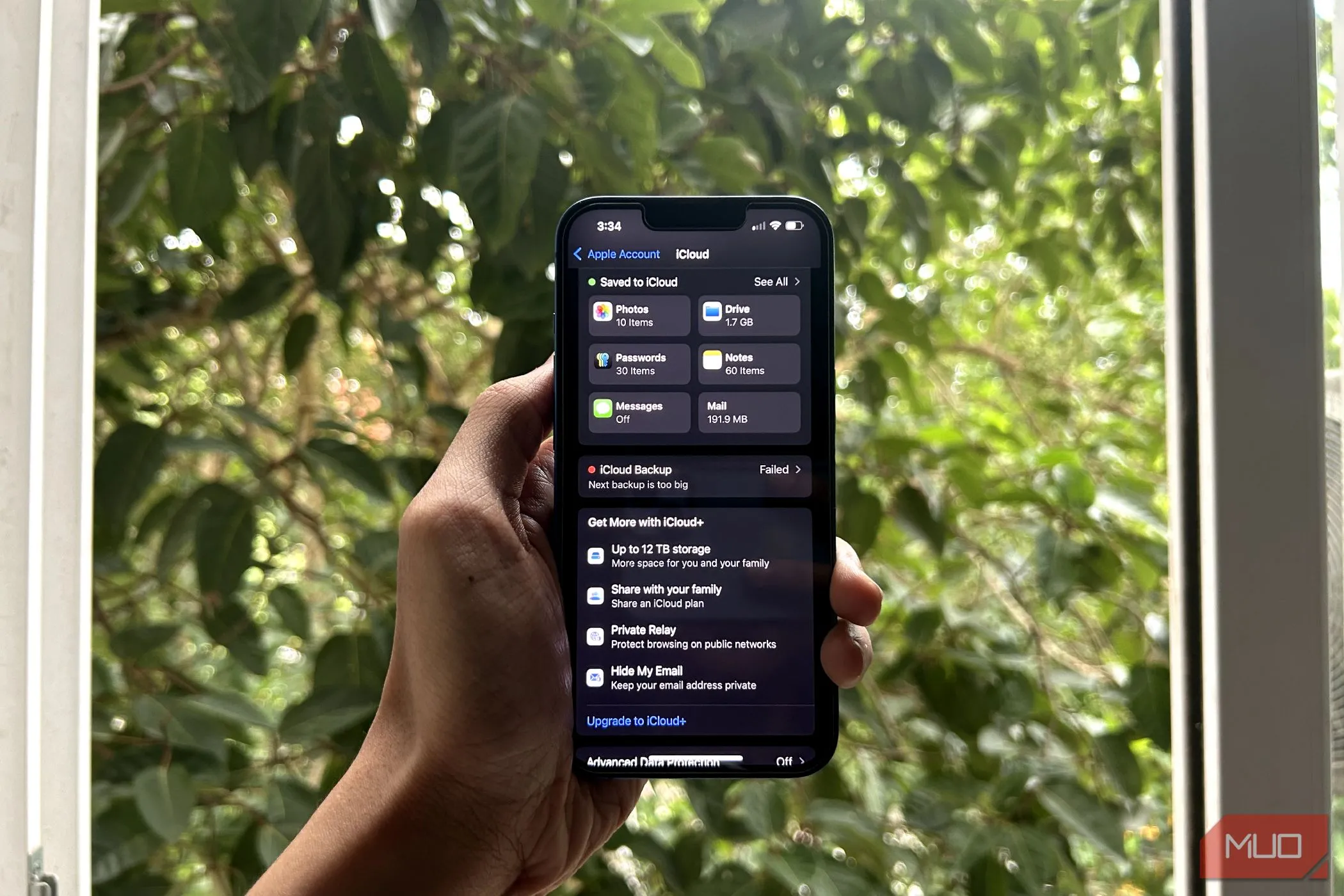 Ảnh minh họa iPhone với menu iCloud đang mở, hiển thị cảnh báo dung lượng sắp hết