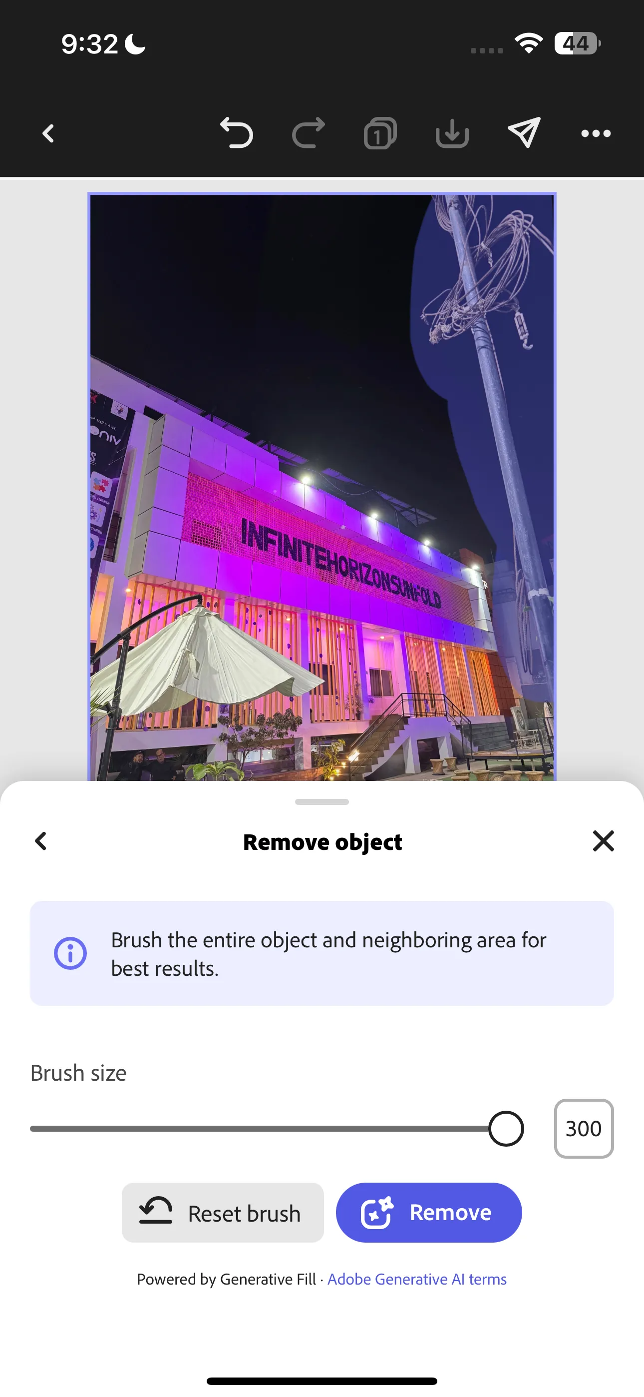 Ảnh minh họa xóa cột bằng công cụ Remove Object của Adobe Express