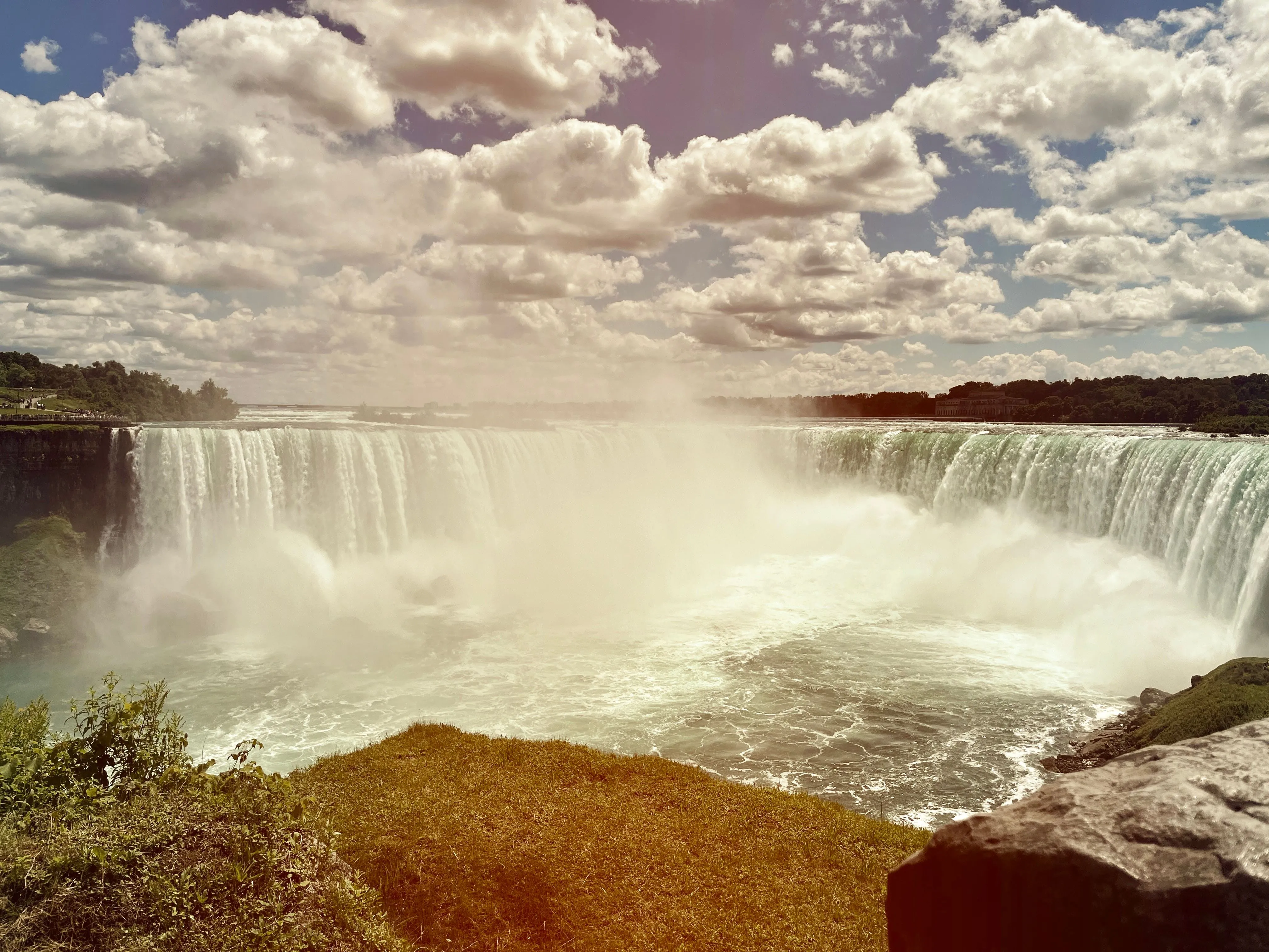 Ảnh thác Niagara đã được Photoleap chỉnh sửa sáng tạo với hiệu ứng đặc biệt