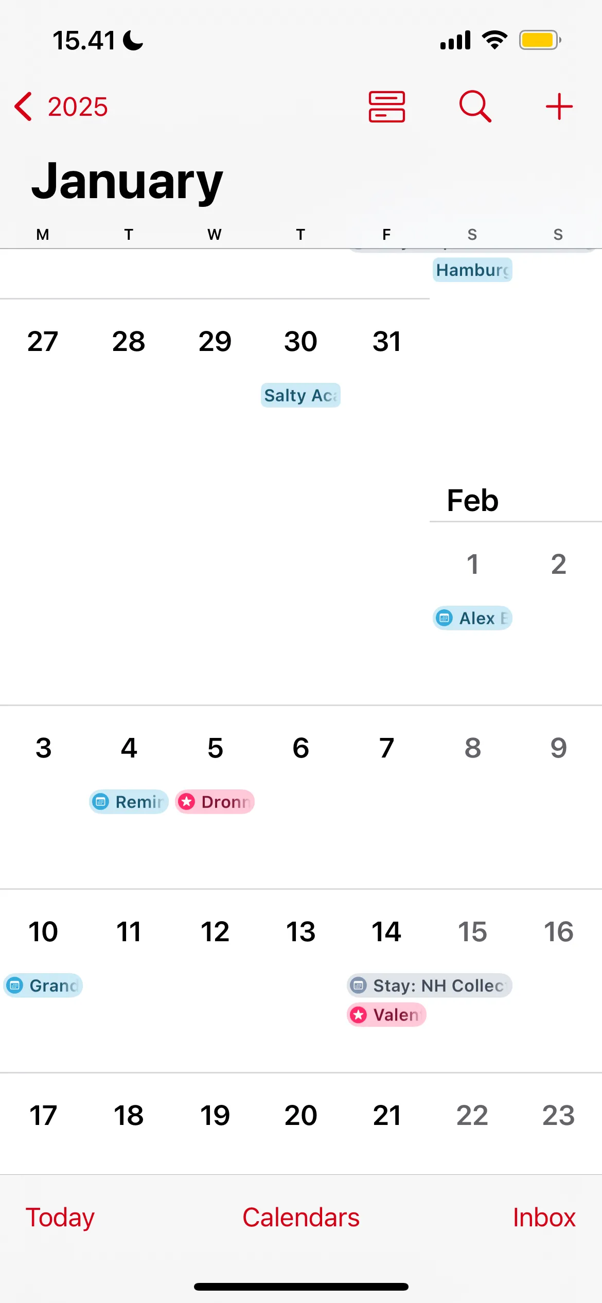 Apple Calendar trên iPhone hiển thị lịch trình được đồng bộ tự động.