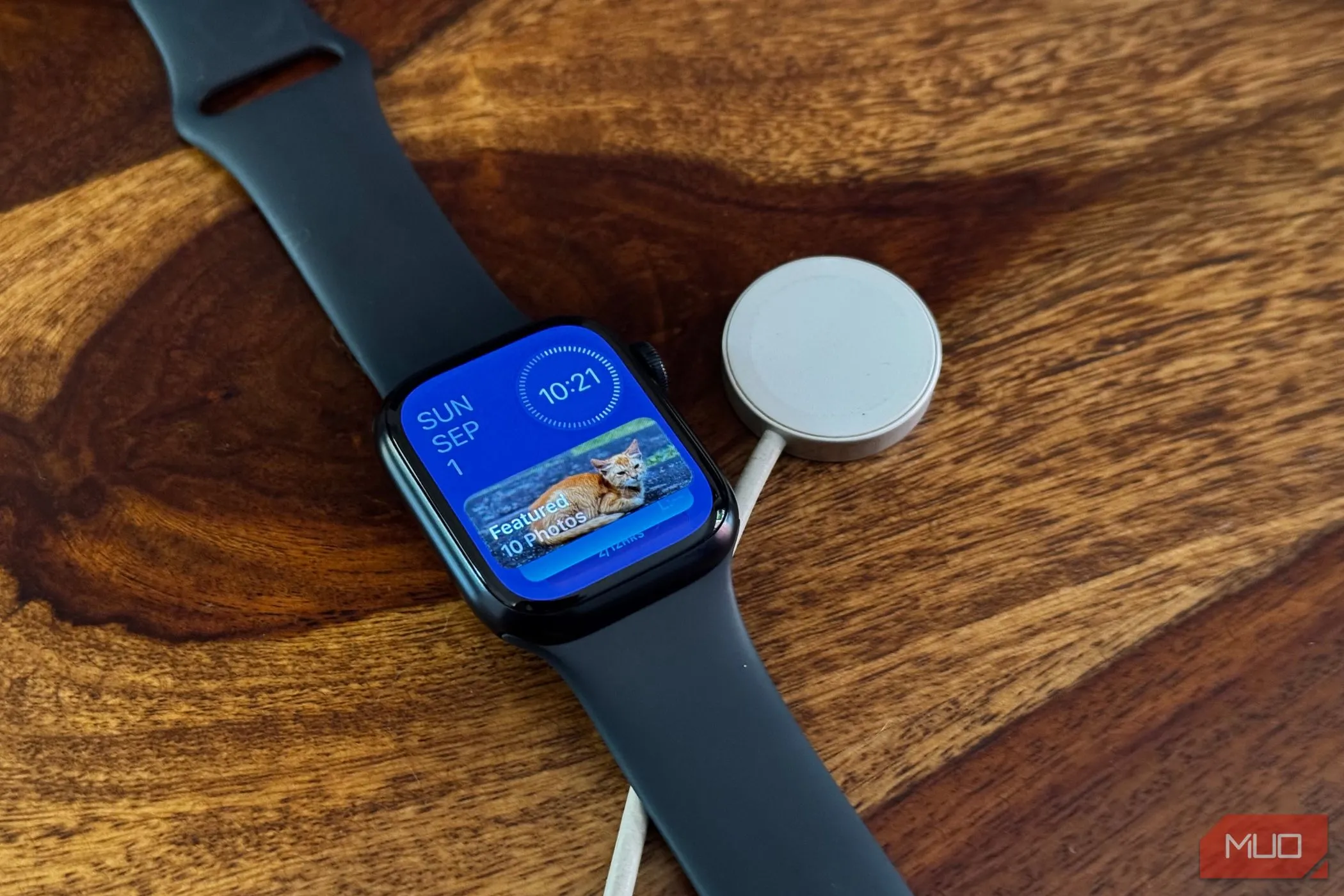 Apple Watch đang sạc trên đế sạc từ tính, minh họa quá trình cập nhật phần mềm liền mạch của Apple
