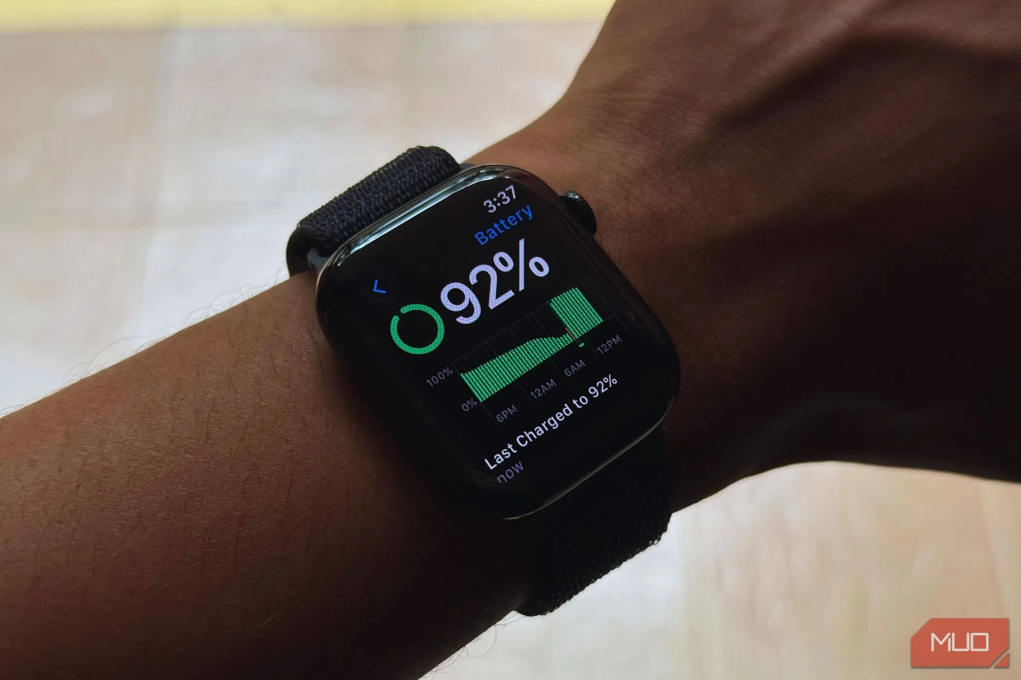 Apple Watch Series 10 hiển thị số liệu thống kê pin trên màn hình