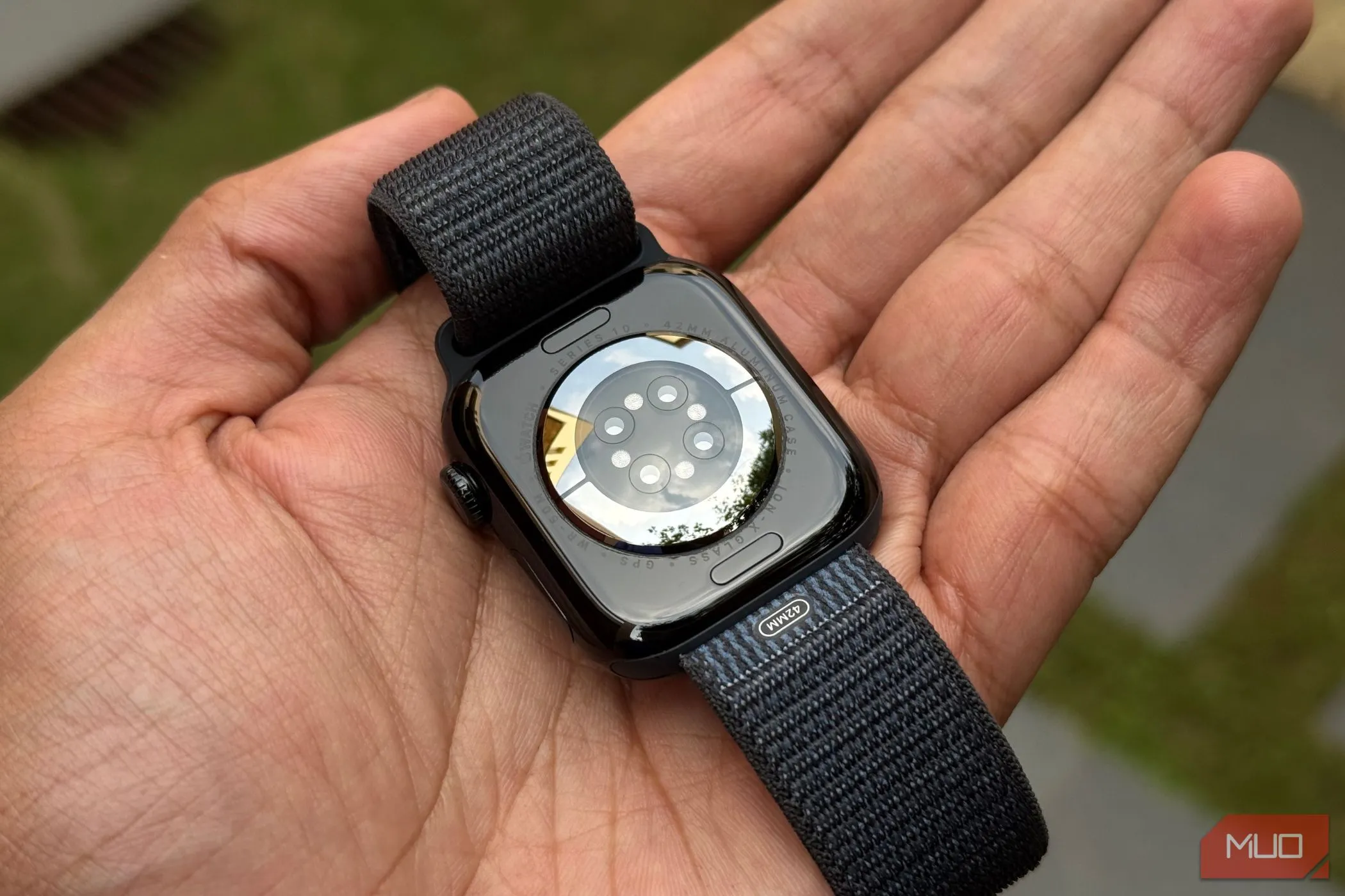 Apple Watch Series 10 trong lòng bàn tay người đàn ông, hiển thị mảng cảm biến phía sau