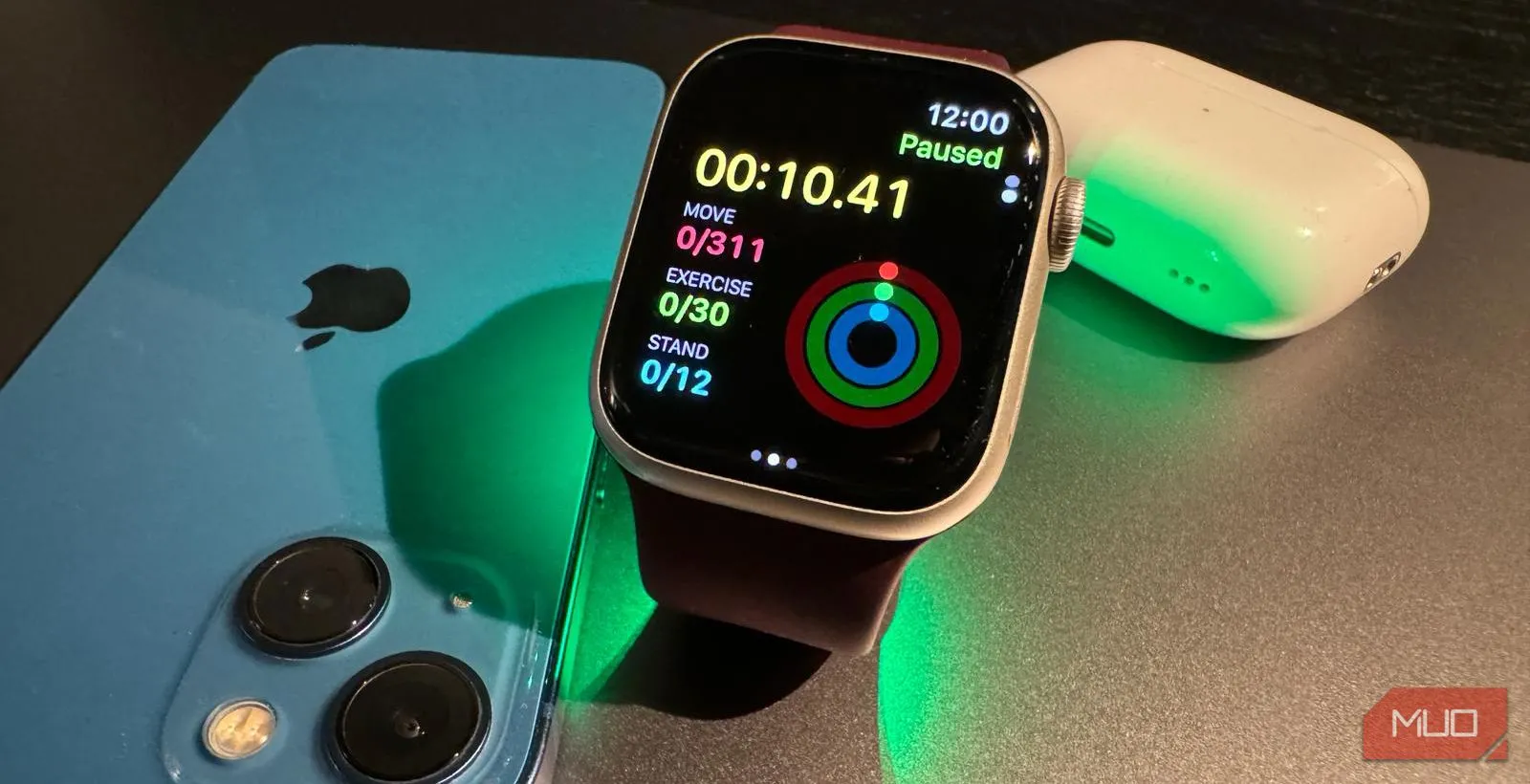 Apple Watch Series 9 đang trong buổi tập luyện, với iPhone và AirPods Pro ở hậu cảnh