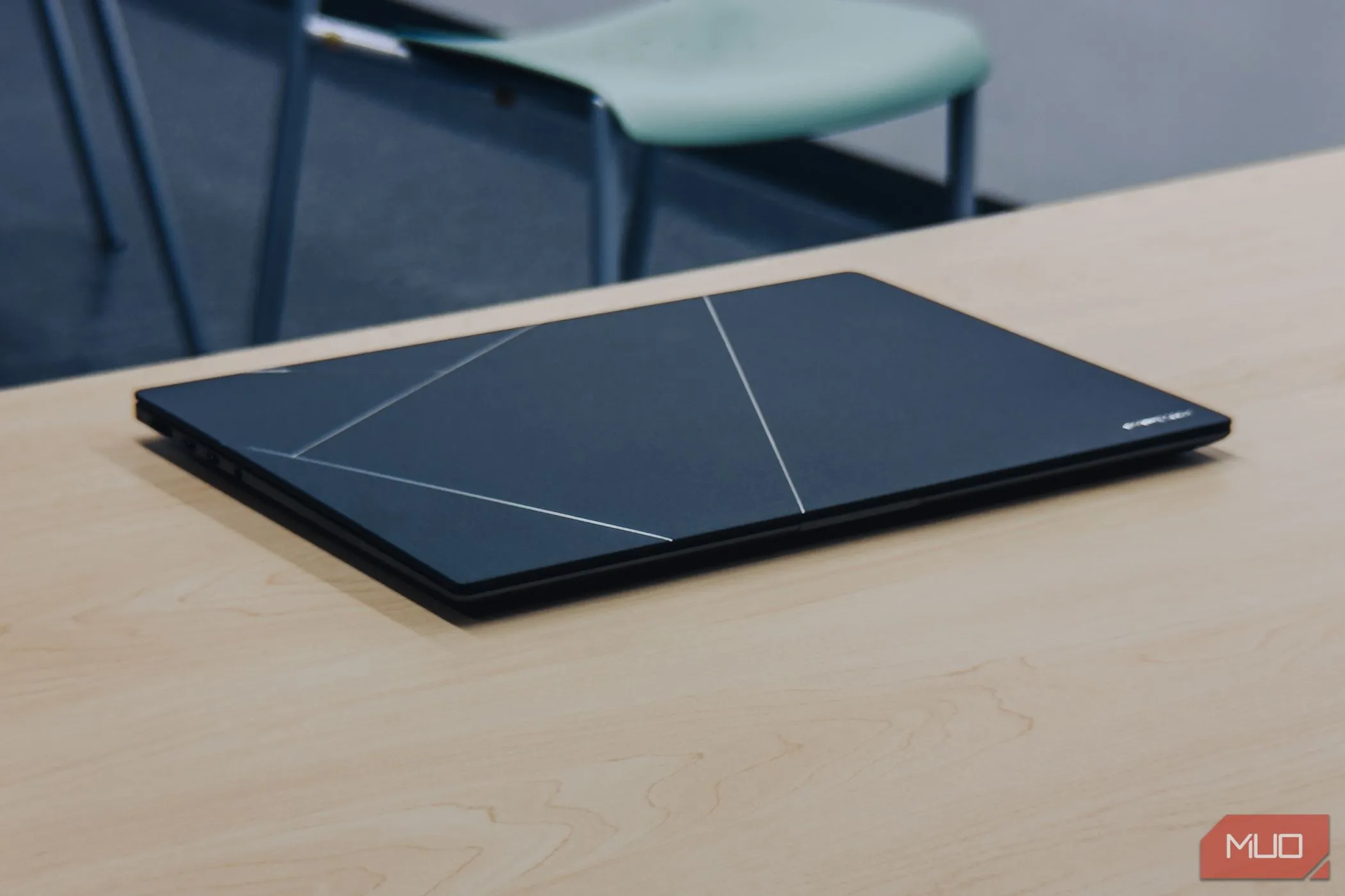 ASUS Zenbook S 16 OLED gập màn hình trên bàn gỗ