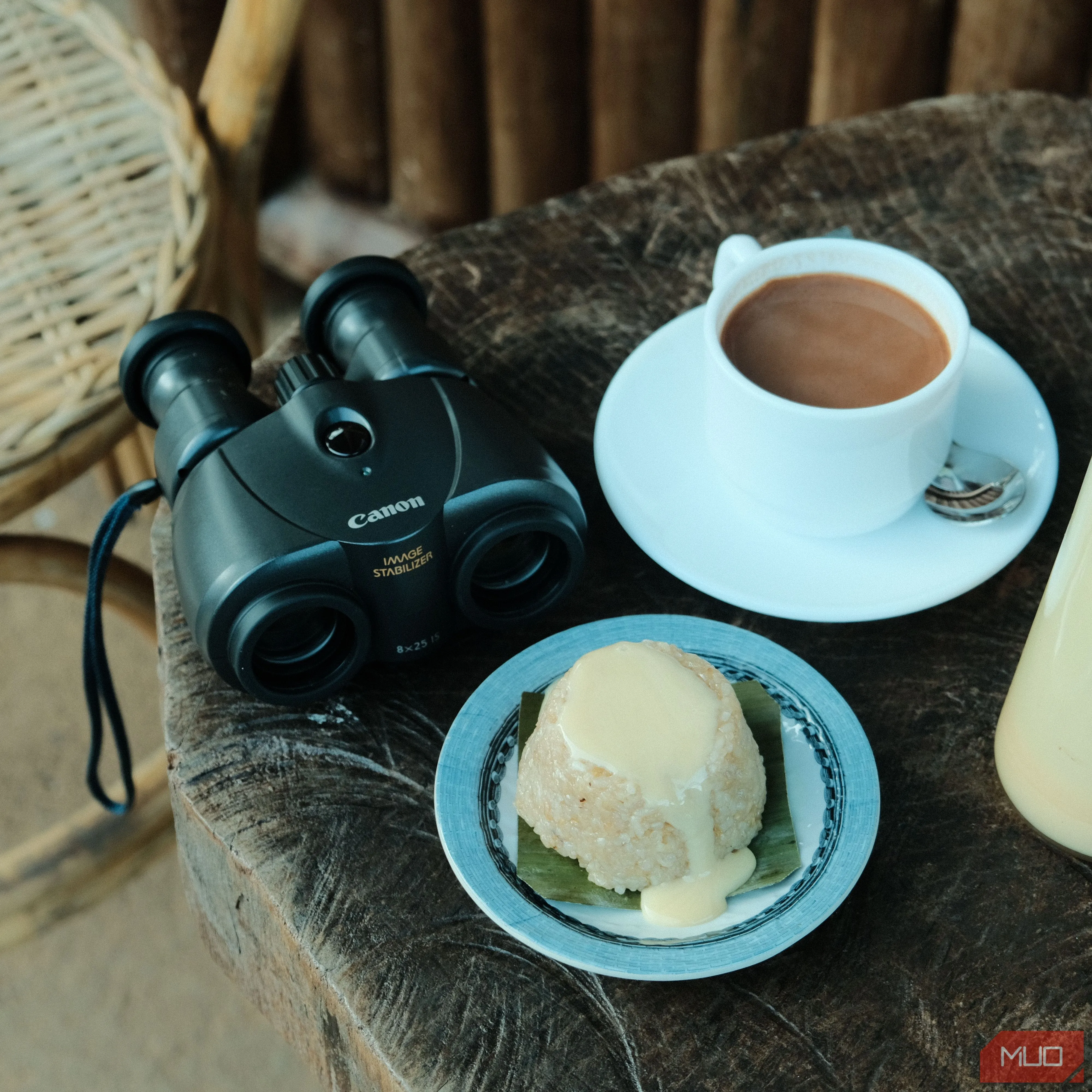 Bàn ăn bày biện đồ uống và món ăn, thể hiện khả năng chụp ảnh ẩm thực của Fujifilm X-T20 với bố cục hấp dẫn.