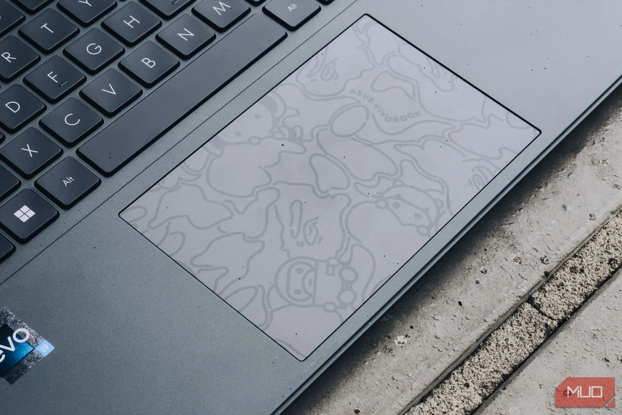 Bàn di chuột haptic (trackpad) trên laptop ASUS Vivobook S 15 OLED.