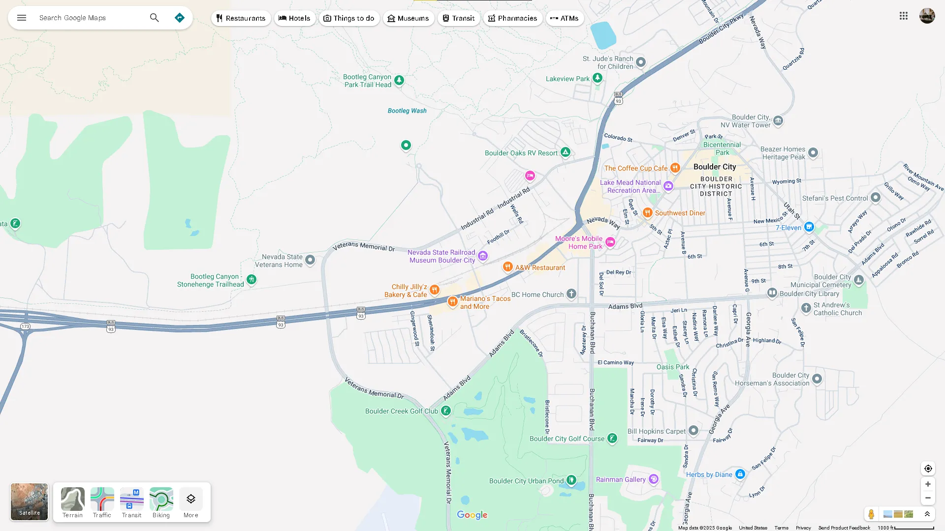 Bản đồ Boulder City, Nevada trên Google Maps thể hiện sự đa dạng của các màu sắc địa lý tự nhiên như xanh lam, xanh lá, nâu và tan.