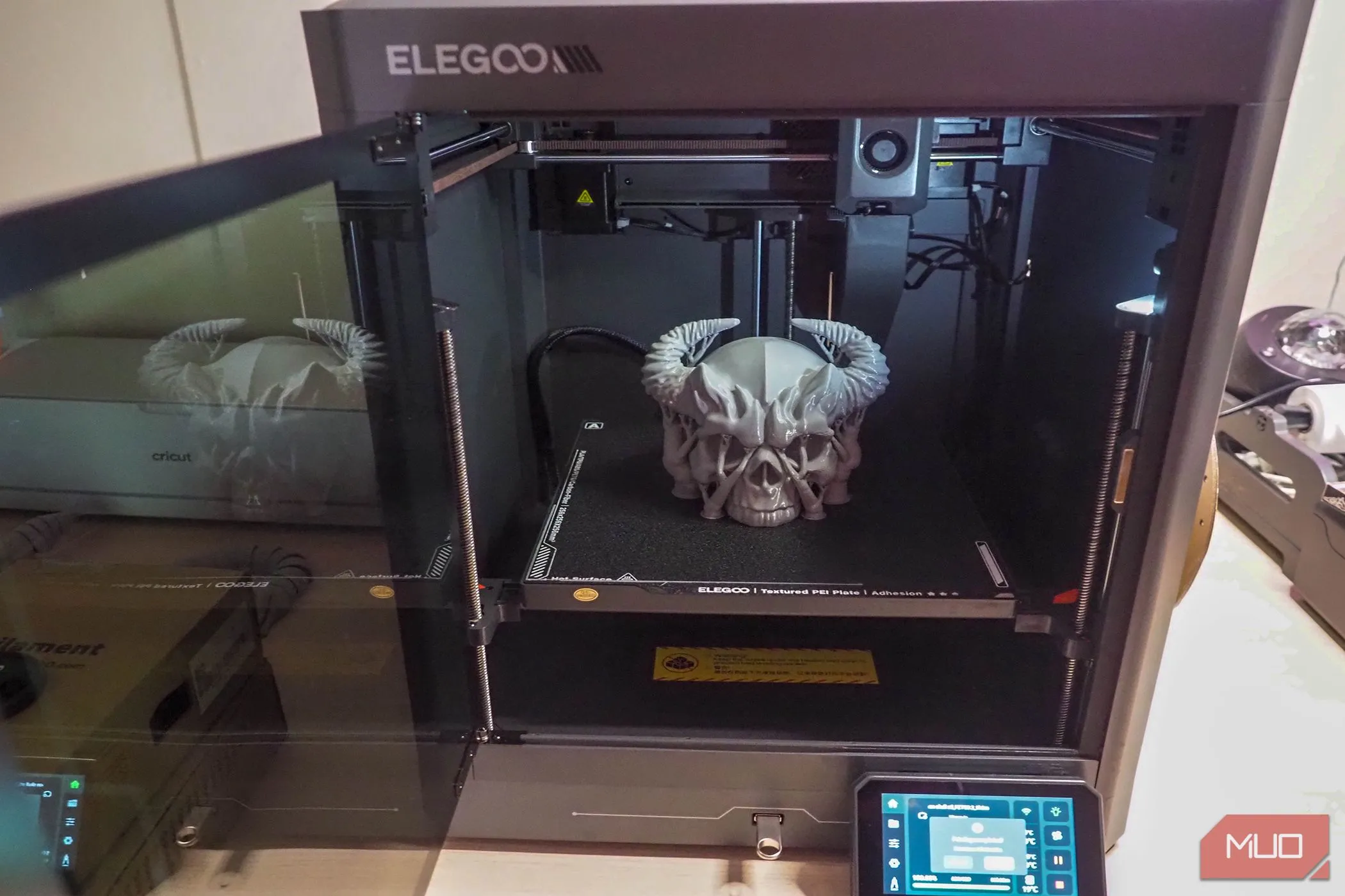Bản in 3D hình hộp sọ hoàn thiện, thể hiện chất lượng in của Elegoo Centauri Carbon trong môi trường kín
