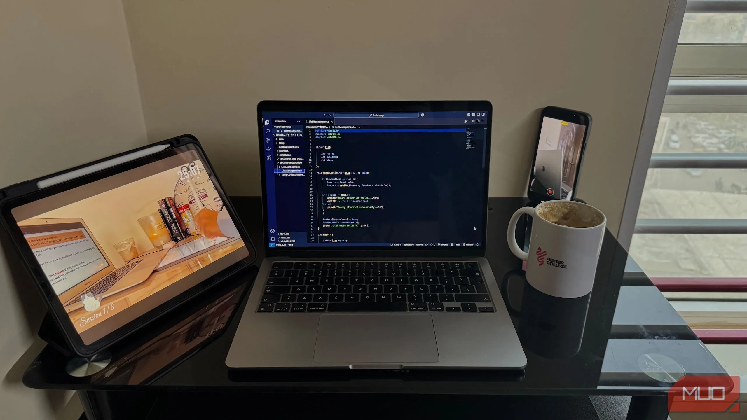 Bàn làm việc với MacBook, iPad và điện thoại thông minh, minh họa việc quay video time-lapse để tăng năng suất làm việc