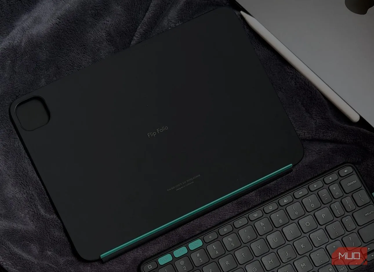 Bàn phím Logitech Flip Folio và iPad đặt trên chăn, thể hiện tính linh hoạt khi sử dụng