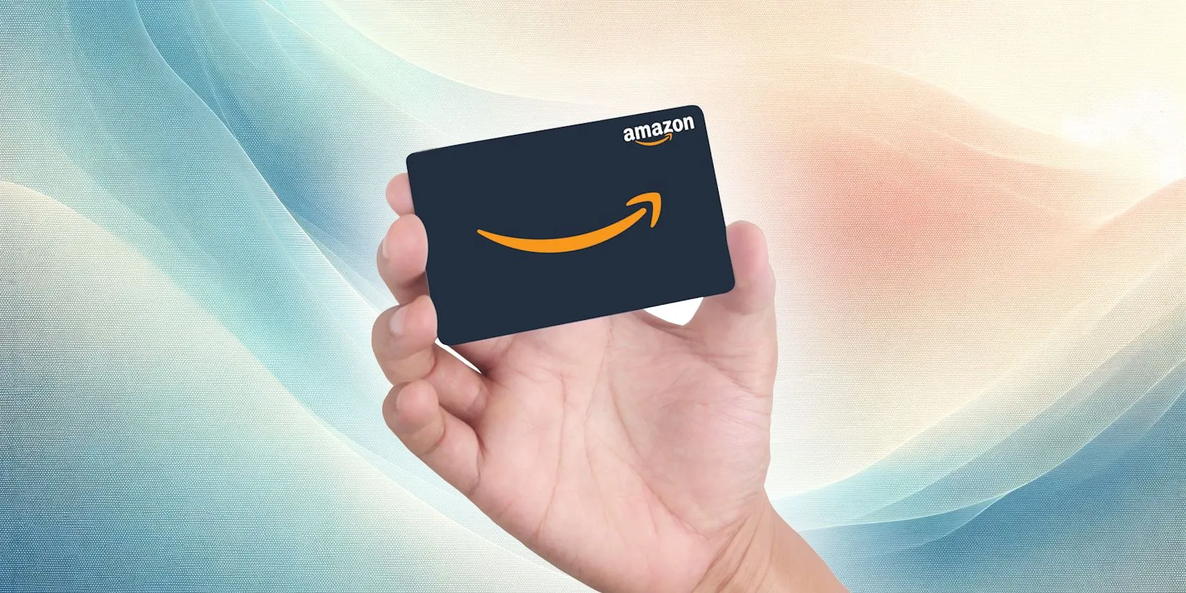 Bàn tay đang cầm thẻ quà tặng Amazon màu đen