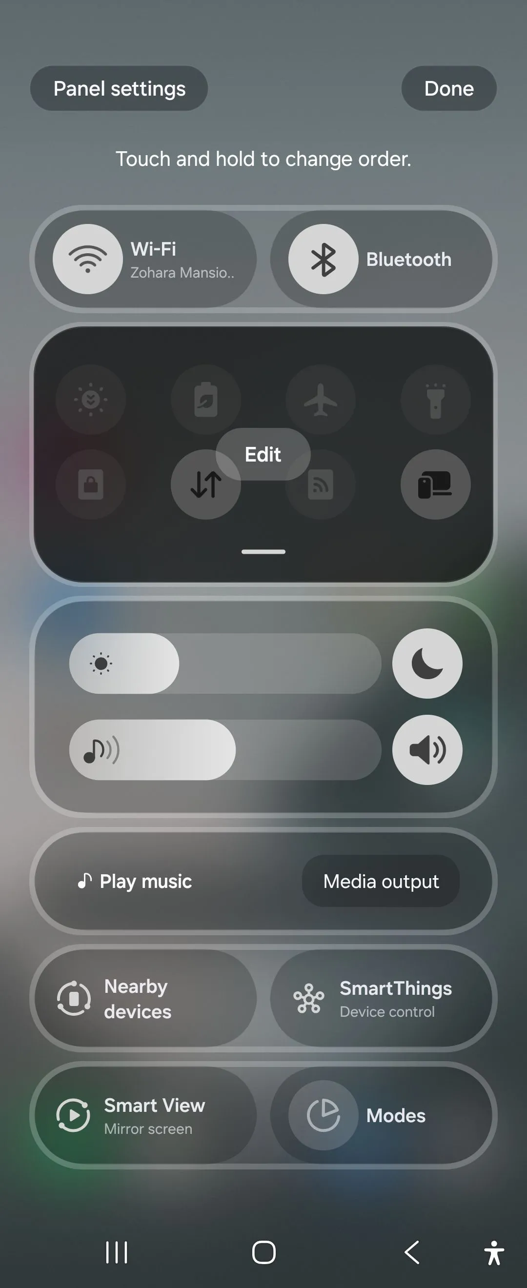 Bảng cài đặt nhanh mới trên One UI 7 trên Galaxy Z Flip 6 với thanh trượt âm lượng và các công tắc được sắp xếp gọn gàng