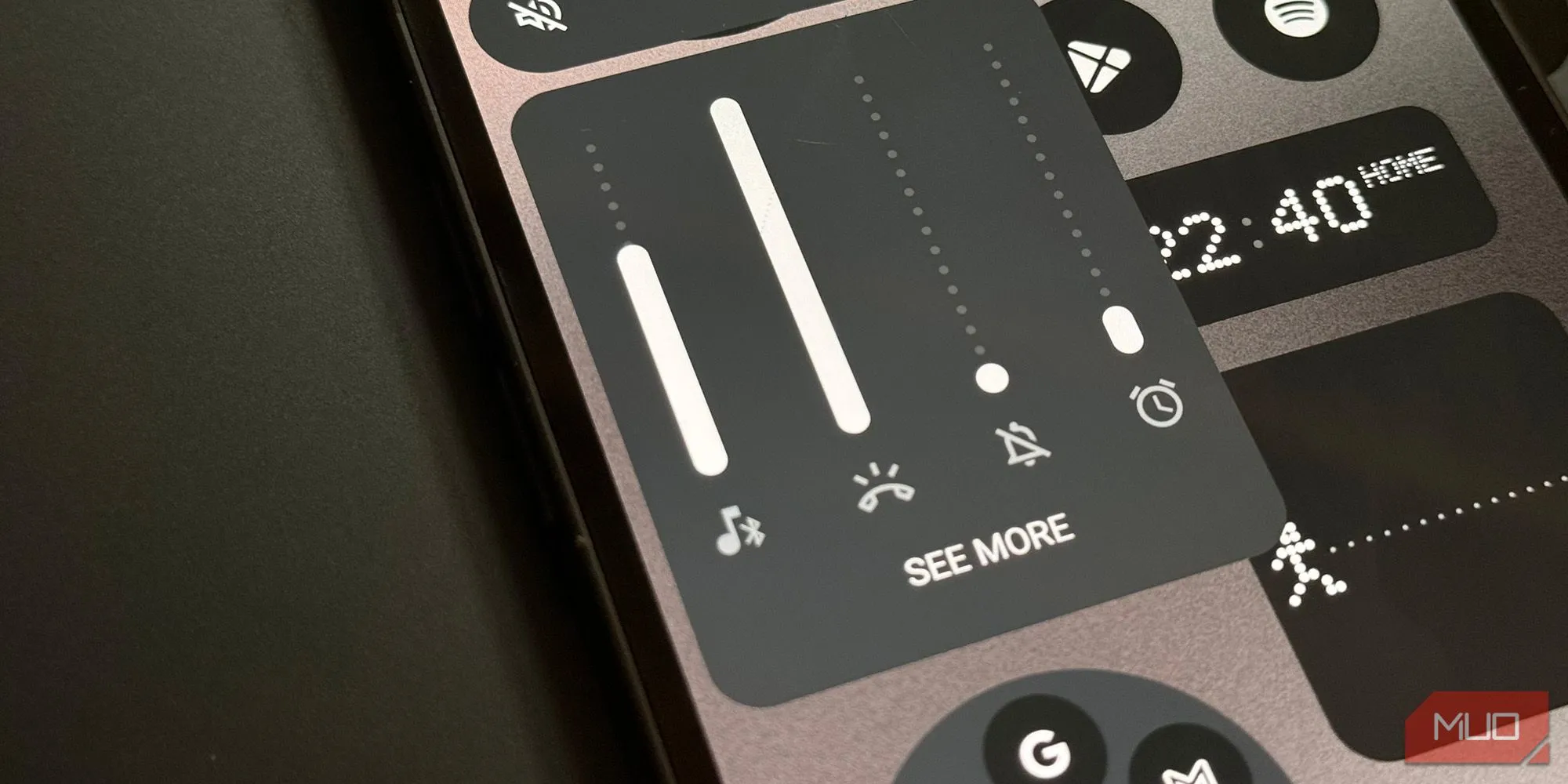 Bảng điều khiển âm lượng chi tiết trên Android 15, với các thanh trượt riêng biệt cho nhạc chuông, media, thông báo và báo thức.