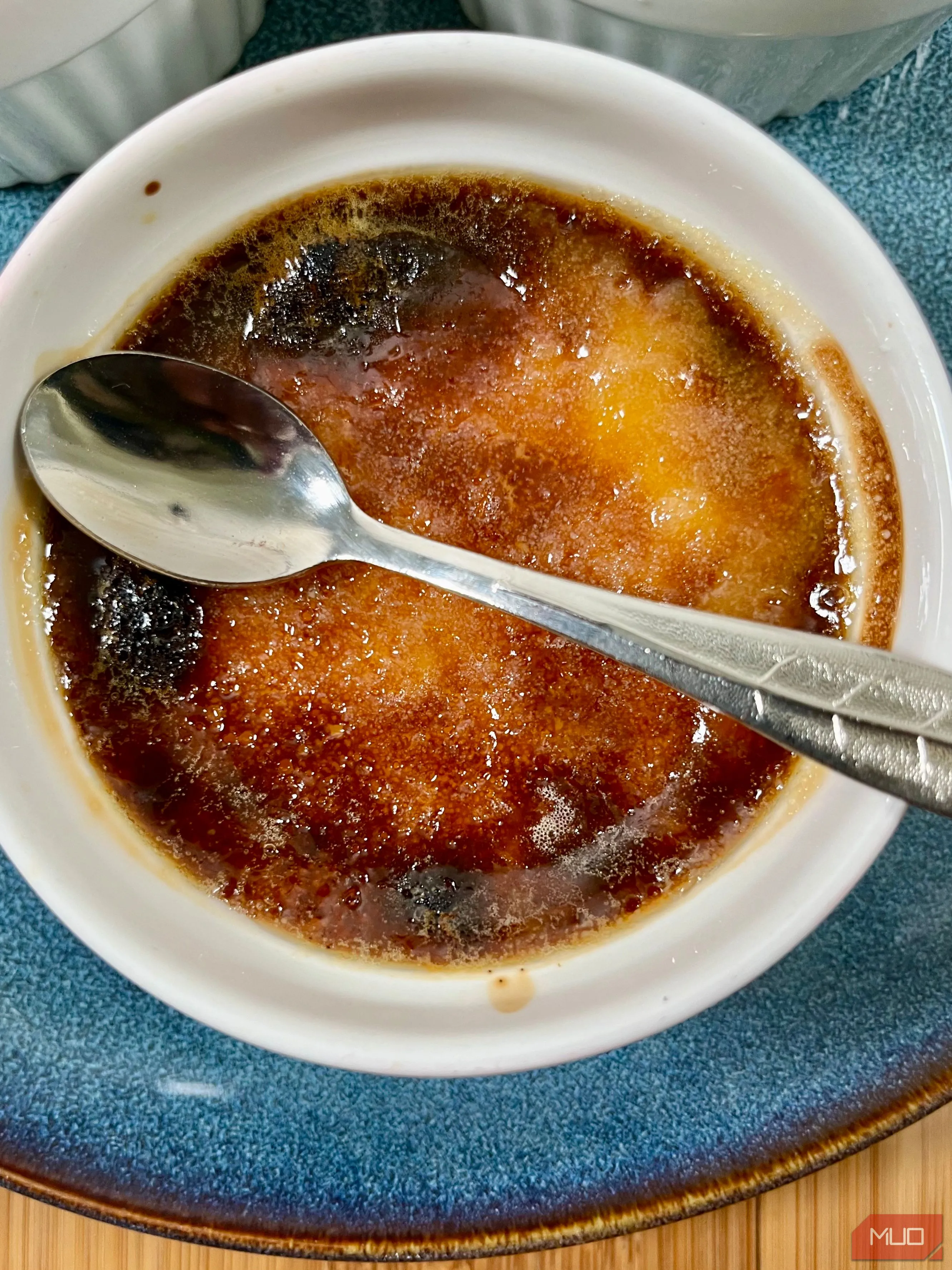 Bánh crème brûlée với lớp đường cháy vàng rộm