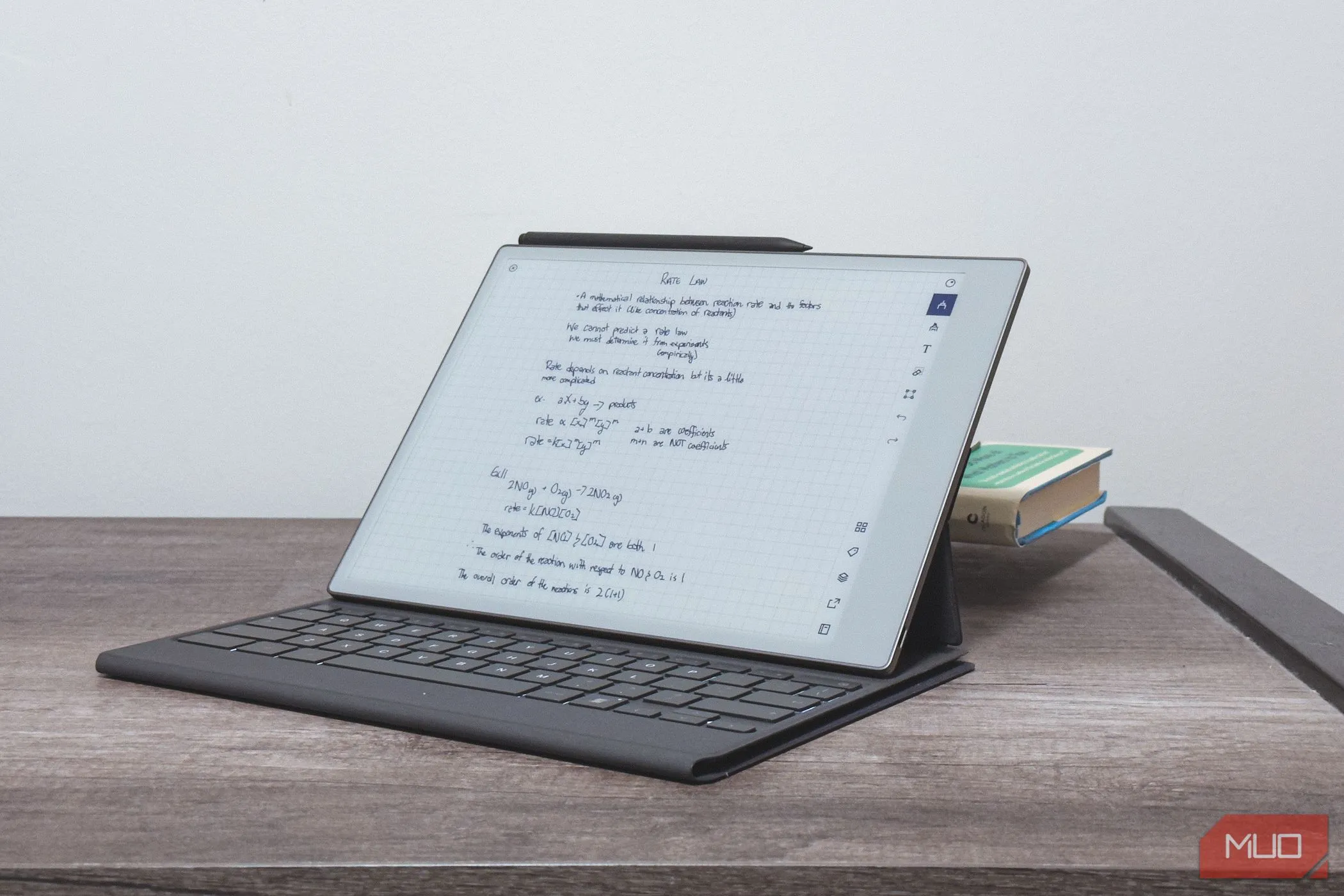 Bao da bàn phím Type Folio gắn với reMarkable Paper Pro, thể hiện giải pháp nhập liệu cho máy tính bảng