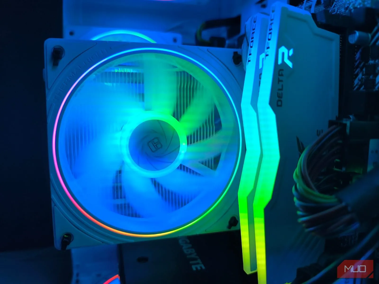 Bên trong PC tự ráp, làm nổi bật thanh RAM RGB 32GB DDR4-3600