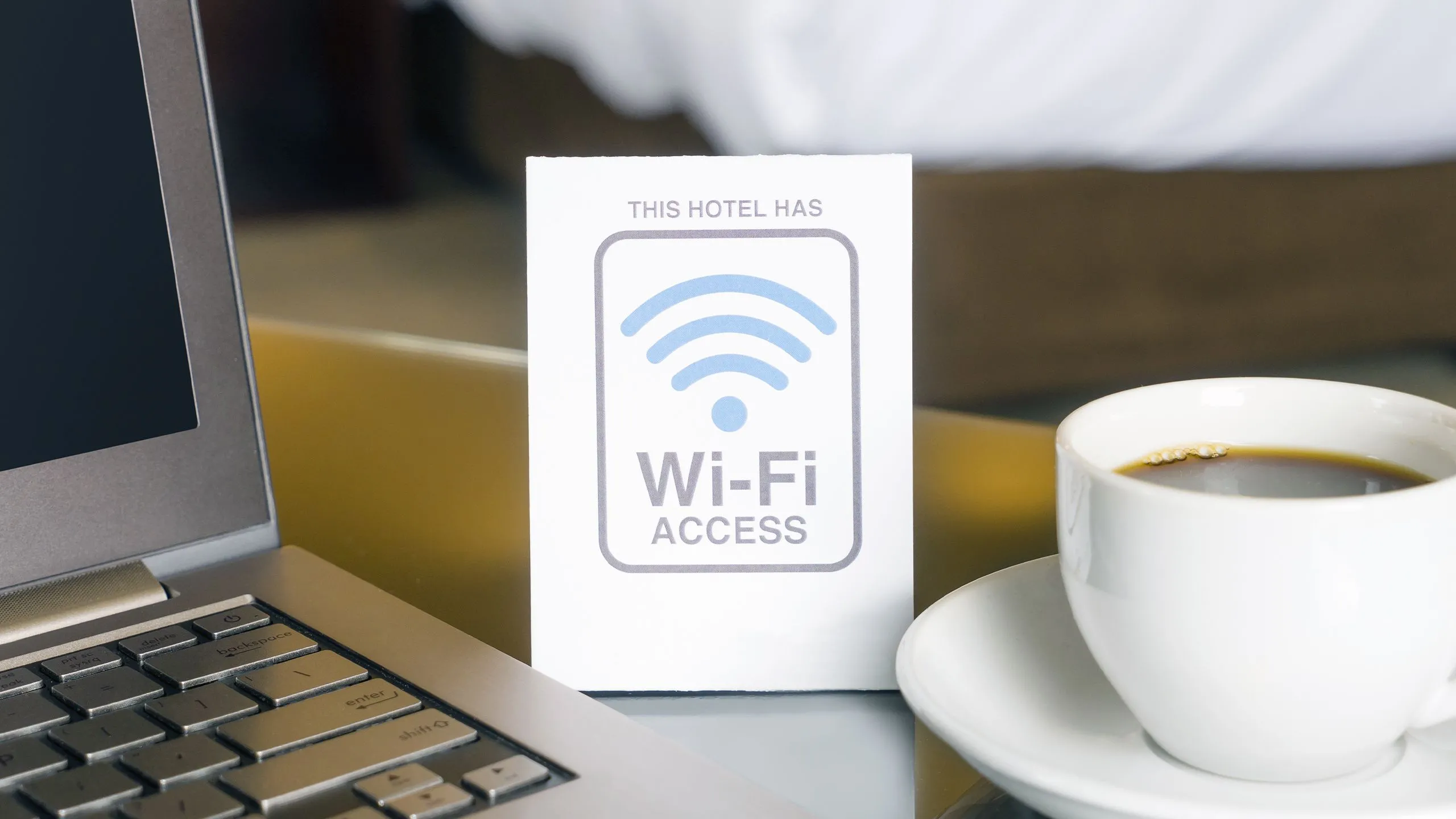 Biển báo truy cập Wi-Fi miễn phí trong phòng khách sạn, minh họa cho việc sử dụng Wi-Fi công cộng không bảo mật.