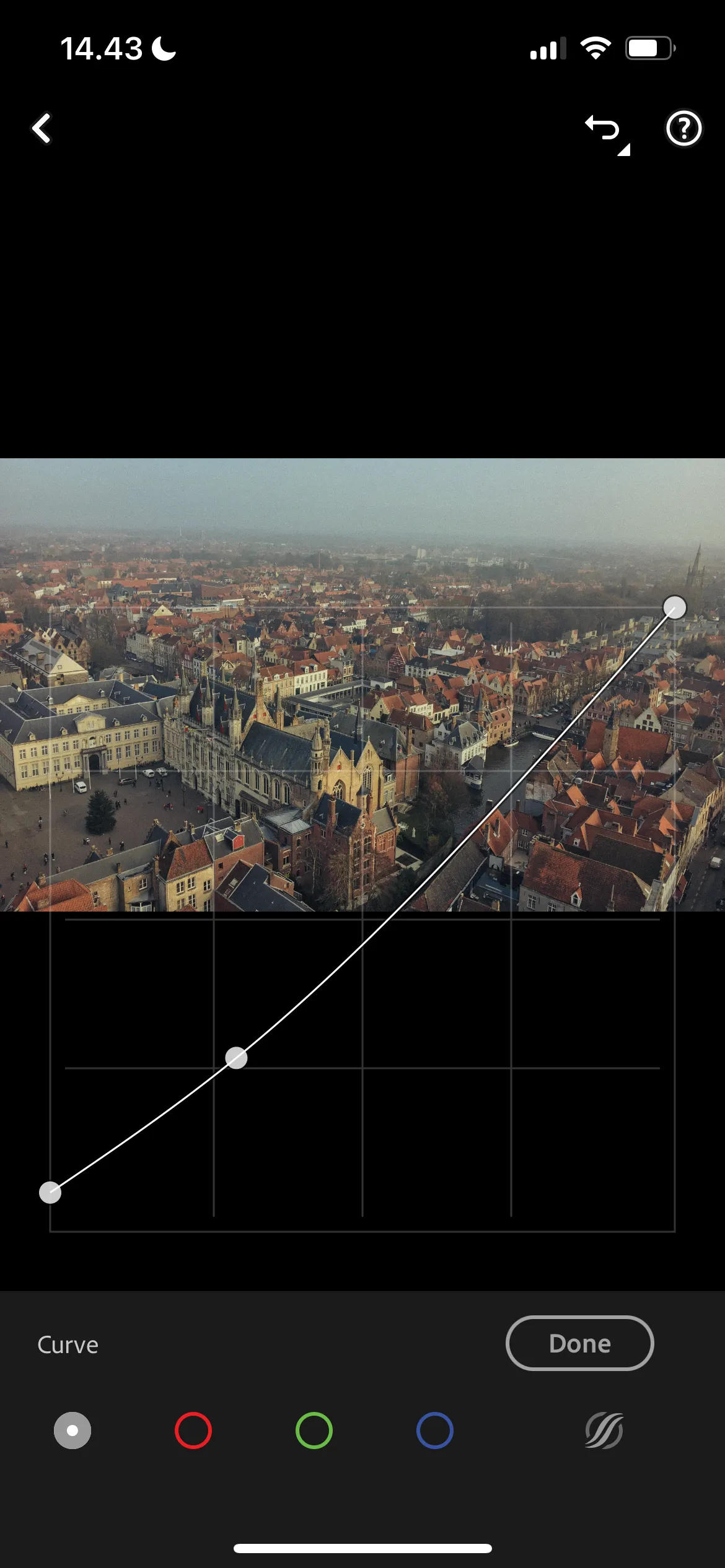 Biểu đồ Tone Curve trong phần mềm Adobe Lightroom trên máy tính, minh họa việc điều chỉnh đường cong tông màu để tối ưu chi tiết và độ tương phản của ảnh.