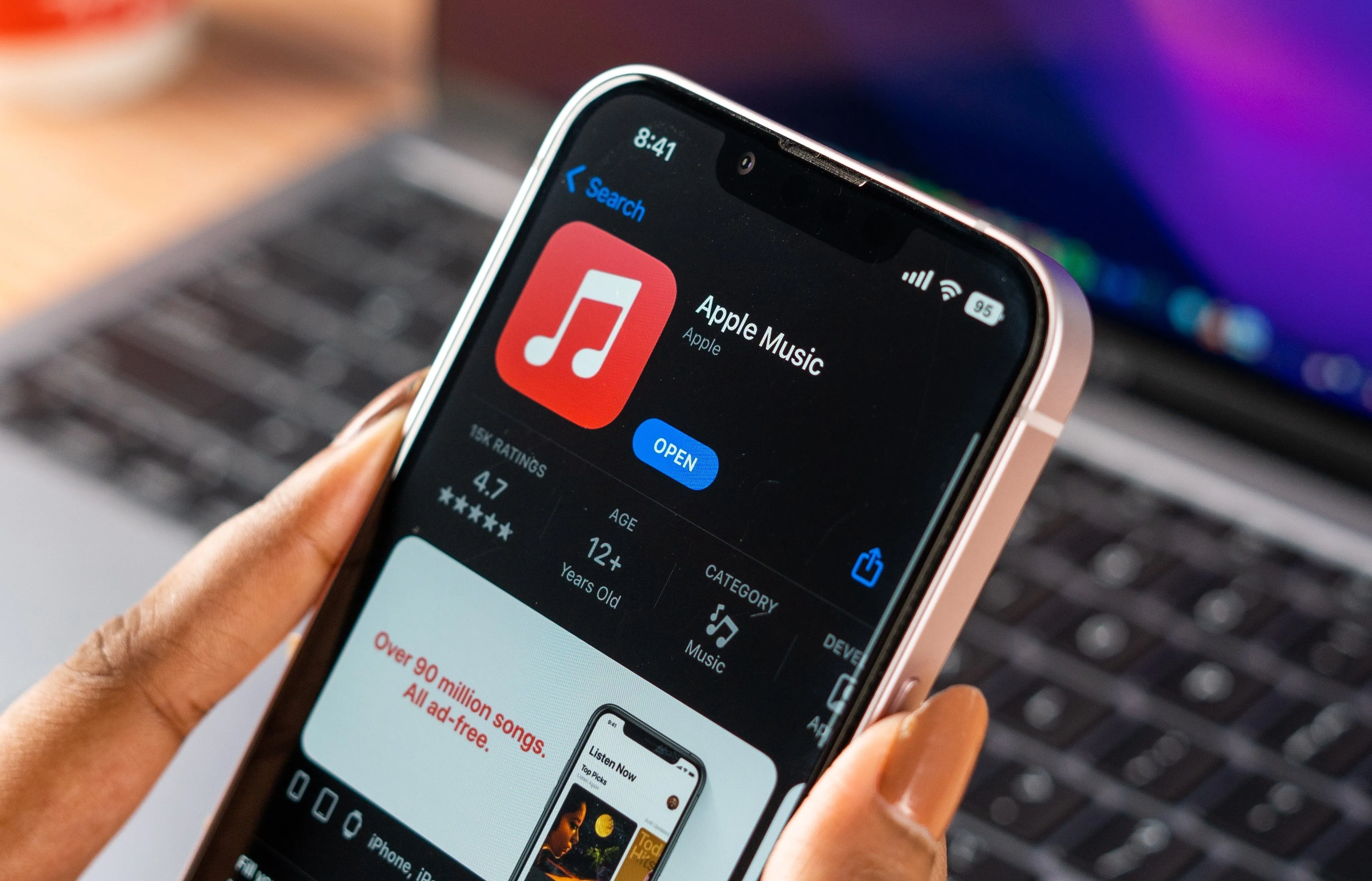 Biểu tượng Apple Music trên màn hình điện thoại, logo ứng dụng rõ ràng