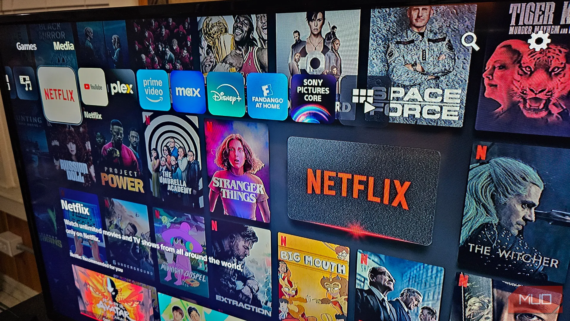Biểu tượng các ứng dụng dịch vụ streaming phổ biến trên giao diện Smart TV hoặc PlayStation 5, thể hiện mục đích cải thiện trải nghiệm xem phim trực tuyến.