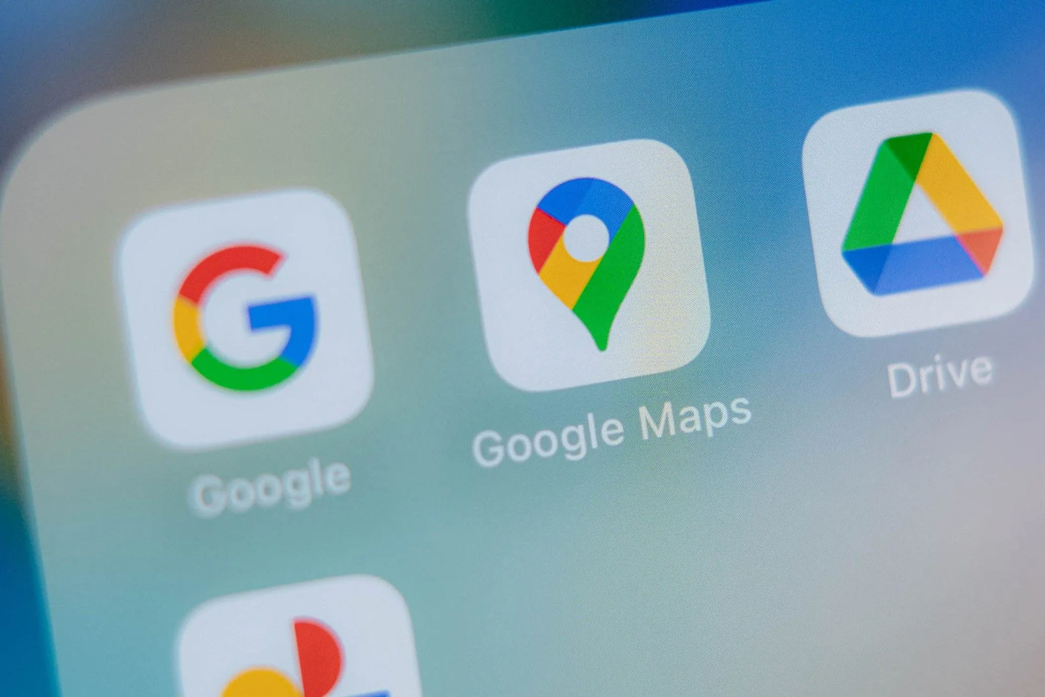 Biểu tượng Google Maps trên màn hình điện thoại, minh họa tính năng Dòng thời gian.