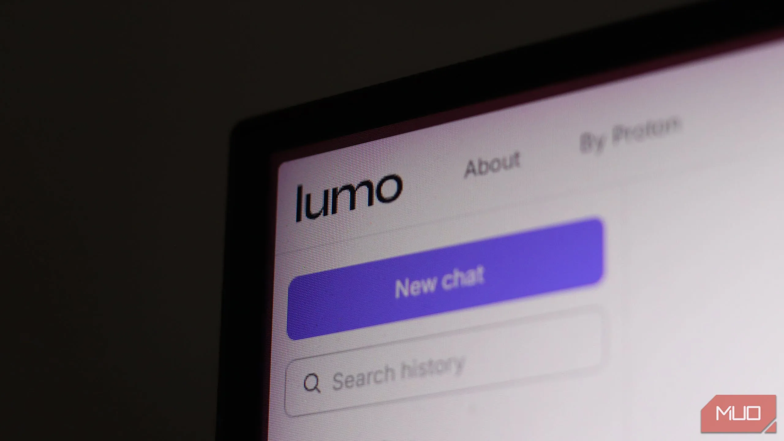 Biểu tượng Lumo AI chatbot hiển thị trên màn hình Windows, minh họa khả năng hoạt động trên nền tảng máy tính.