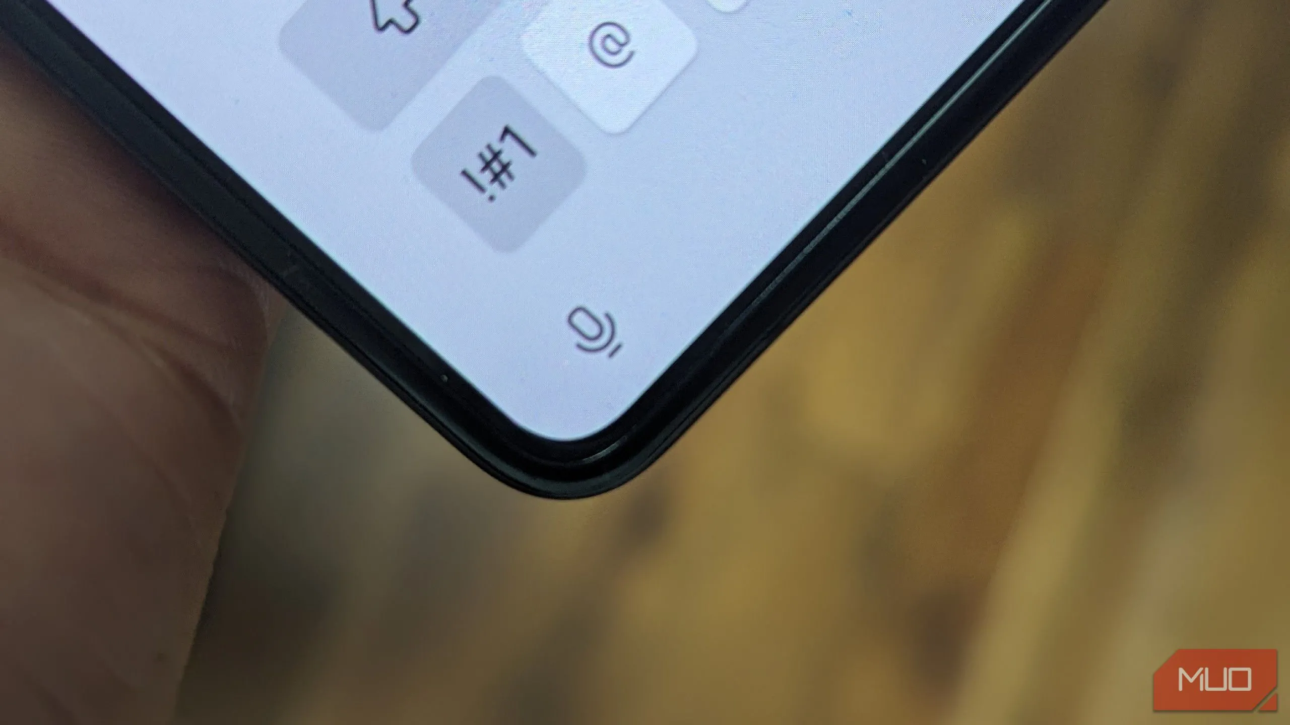 Biểu tượng micro ở góc dưới cùng của bàn phím ảo trên Galaxy Z Fold 5, cho phép nhập liệu bằng giọng nói