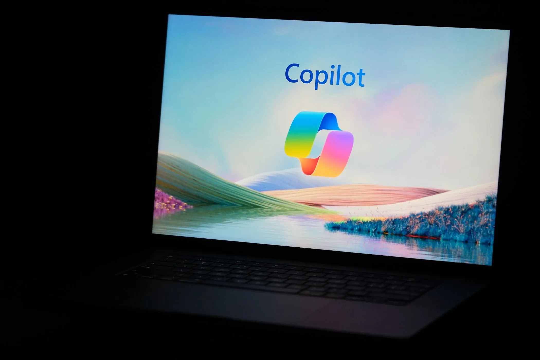 Biểu tượng Microsoft Copilot trên màn hình laptop Windows
