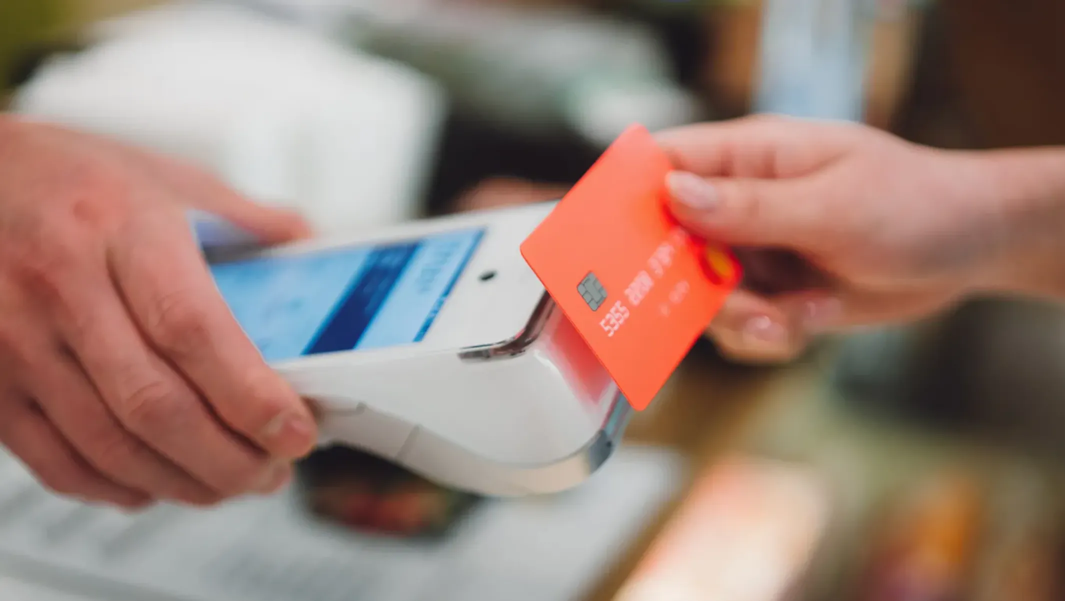 Biểu tượng thanh toán không tiếp xúc (Tap-to-Pay) trên điện thoại và thẻ, gợi ý phương pháp phòng chống skimming hiệu quả.