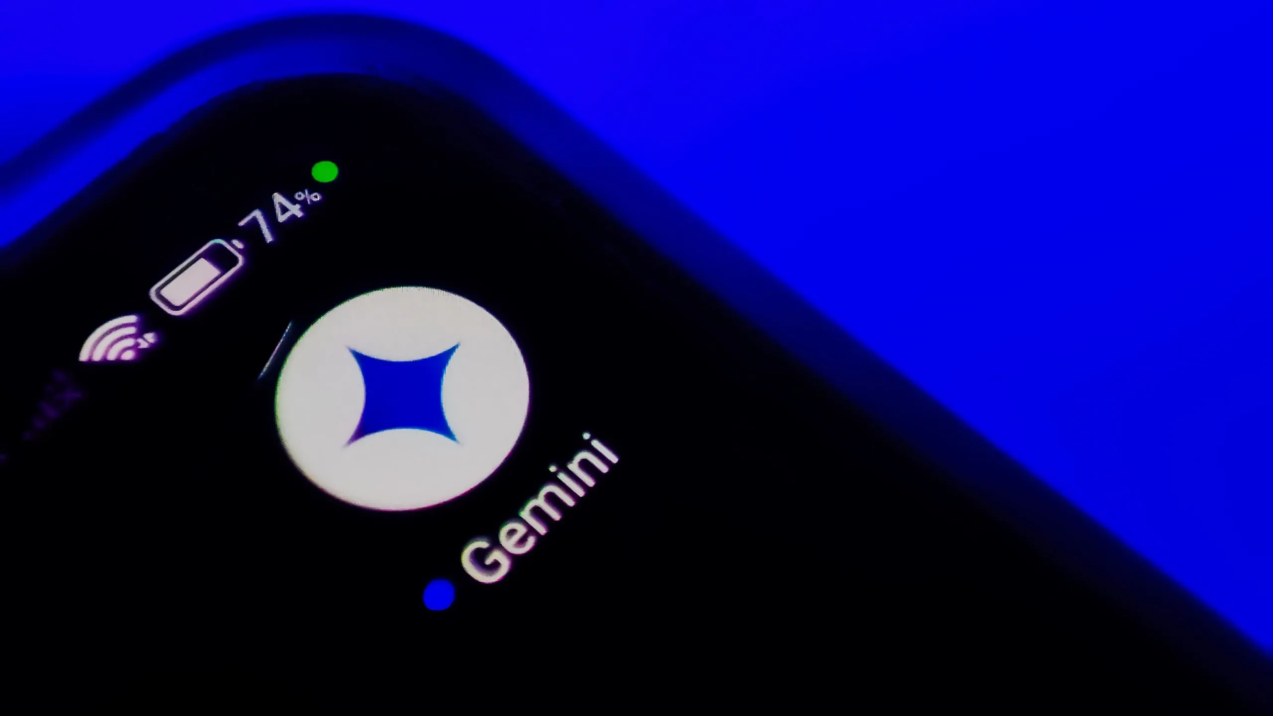 Biểu tượng ứng dụng Gemini của Google trên màn hình điện thoại thông minh, tượng trưng cho trợ lý AI tương lai.