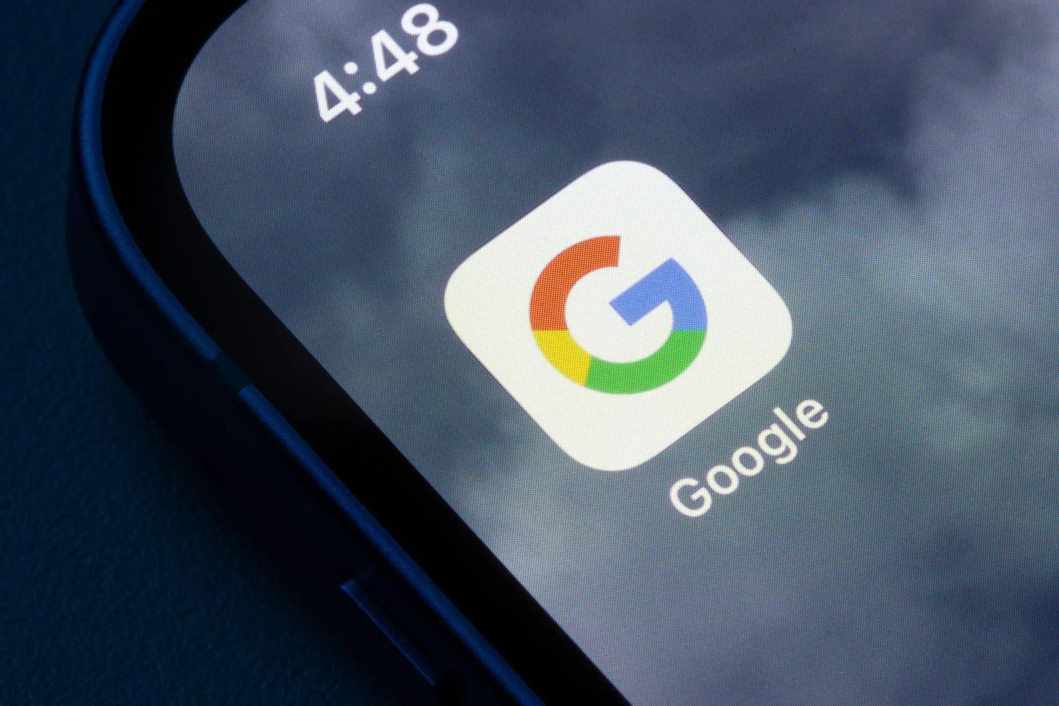 Biểu tượng ứng dụng Google trên màn hình chính iPhone tượng trưng cho sự hiện diện của Google trong thiết bị