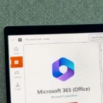 Biểu tượng ứng dụng Microsoft 365 trên màn hình Microsoft Store, thể hiện sự dễ dàng tải và cài đặt Office miễn phí trên Windows.