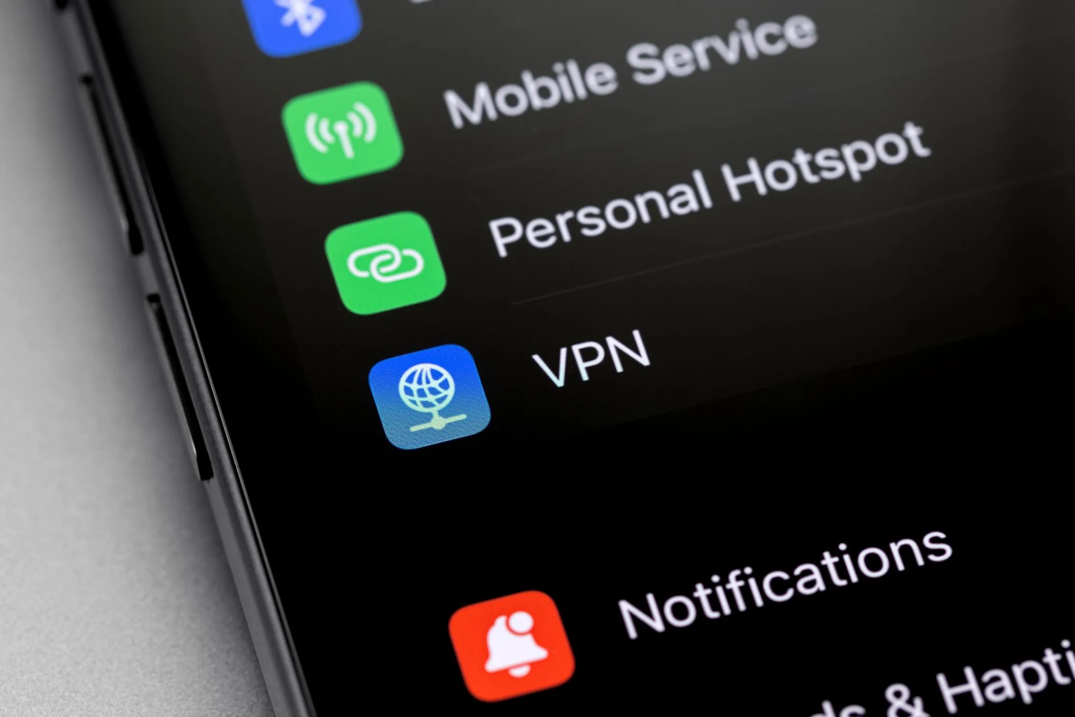 Biểu tượng ứng dụng VPN trên màn hình điện thoại thông minh, minh họa việc sử dụng VPN để tránh bóp băng thông
