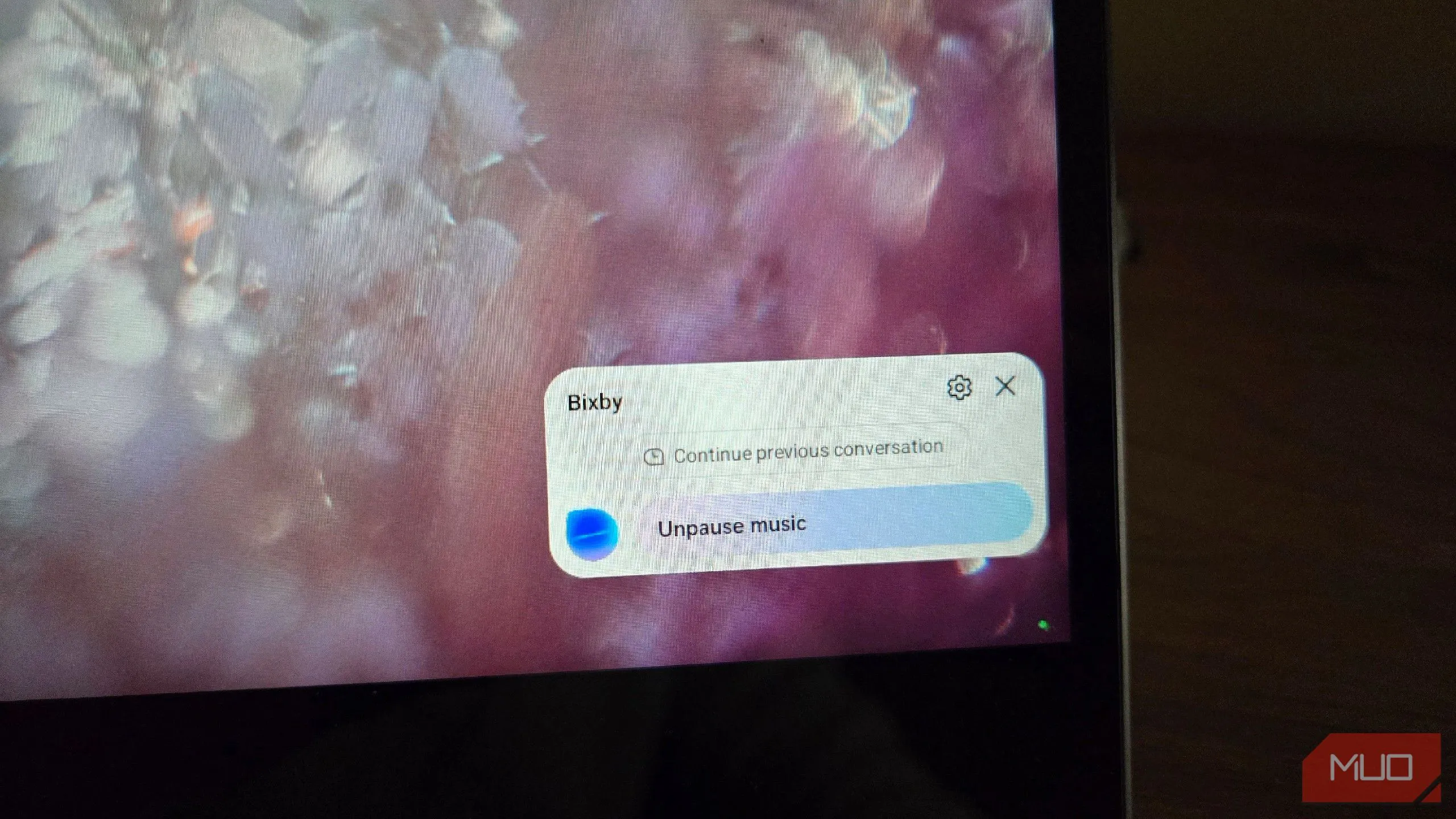 Bixby đang tạm dừng nhạc trong môi trường Samsung DeX, thể hiện khả năng điều khiển âm nhạc bằng giọng nói.