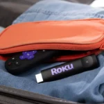 Bộ đôi thiết bị truyền phát Roku Streaming Stick và Streaming Stick Plus mới trong bao bì, nhấn mạnh sự nhỏ gọn và tiện lợi.