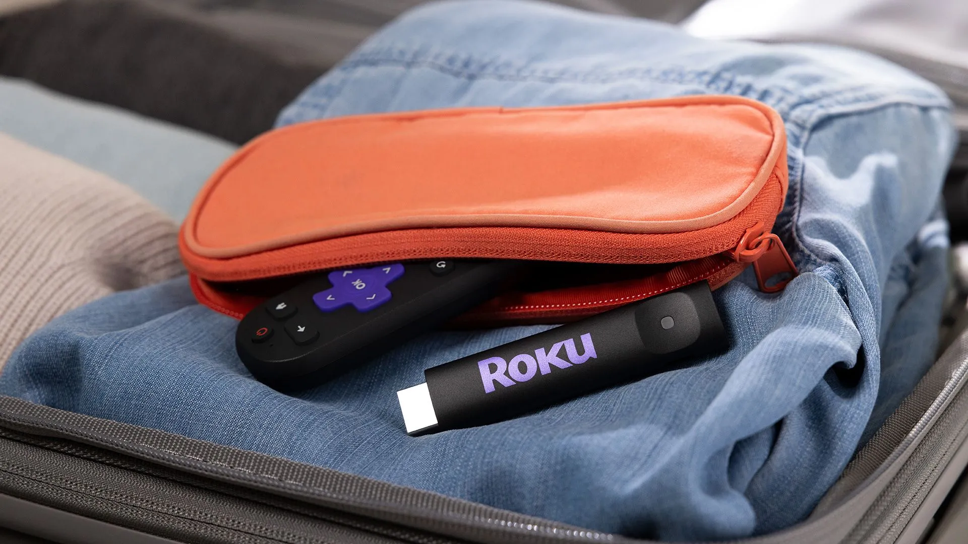 Bộ đôi thiết bị truyền phát Roku Streaming Stick và Streaming Stick Plus mới trong bao bì, nhấn mạnh sự nhỏ gọn và tiện lợi.