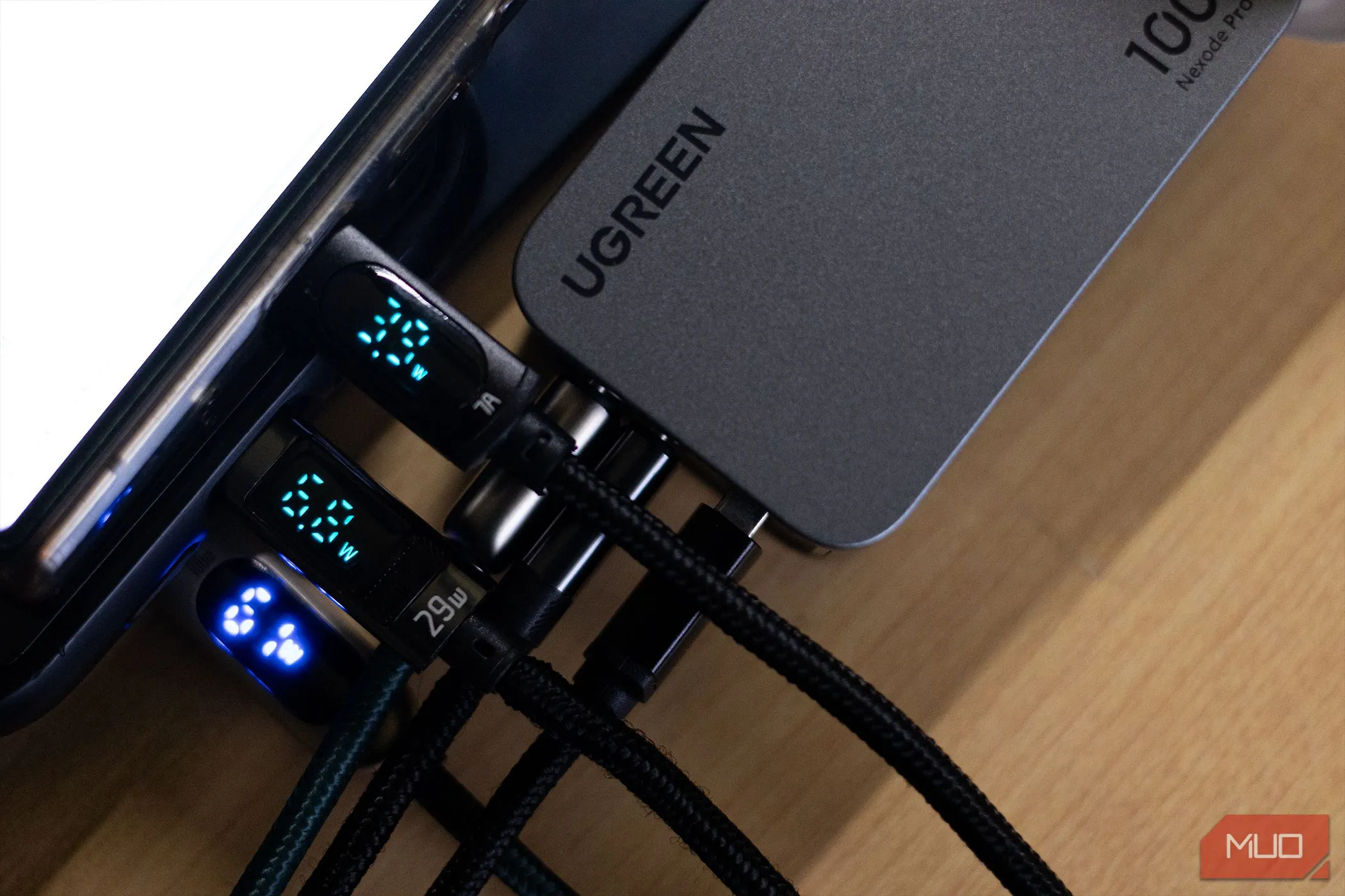 Bộ sạc tường USB-C Ugreen Nexode Pro 100W hiển thị công suất đầu ra, minh họa sự đa dạng của cổng USB-C.