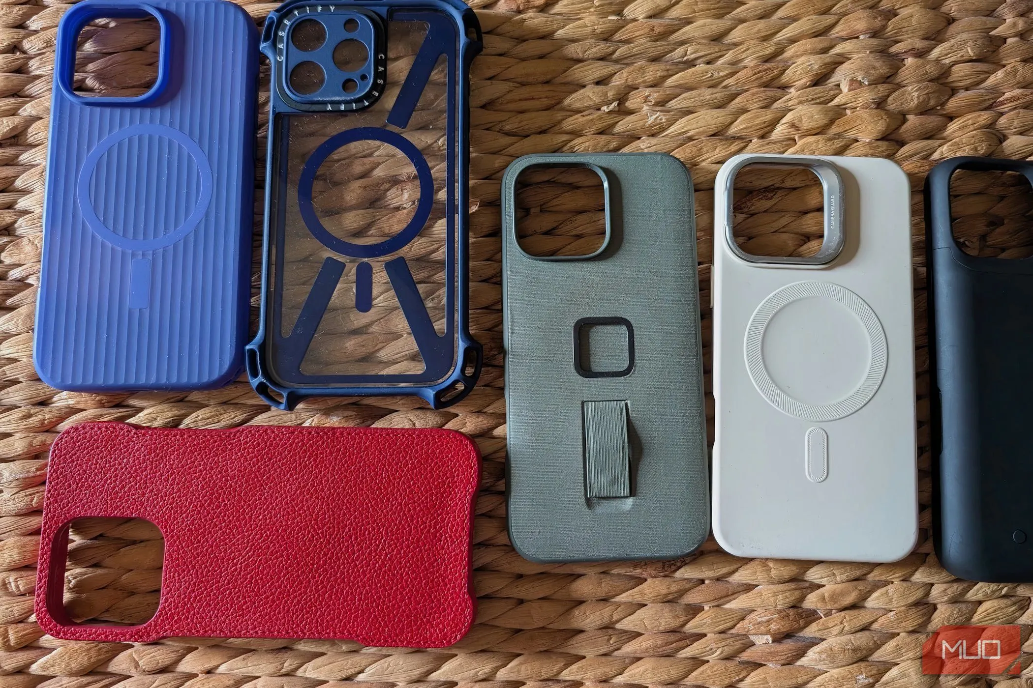 Bộ sưu tập ốp lưng điện thoại iPhone, thể hiện sự đa dạng và ý tưởng luân phiên sử dụng.